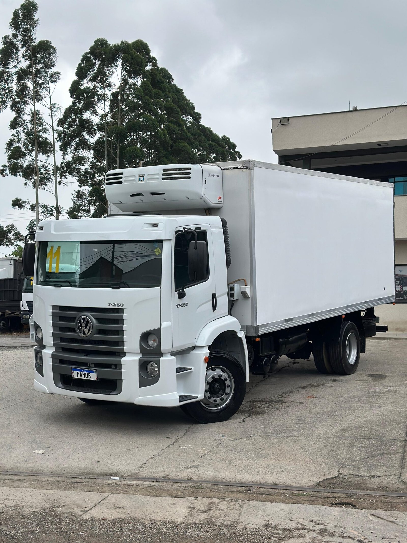 Vw 17.250 4×2 2011 Com Baú Refrigerado Ou No Chassi