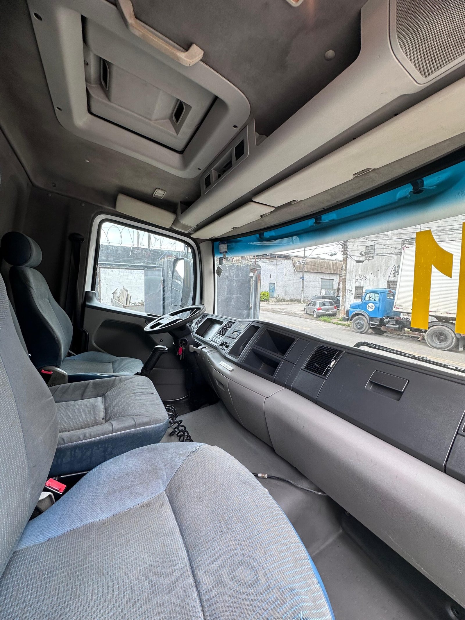 Vw 17.250 4×2 2011 Com Baú Refrigerado Ou No Chassi