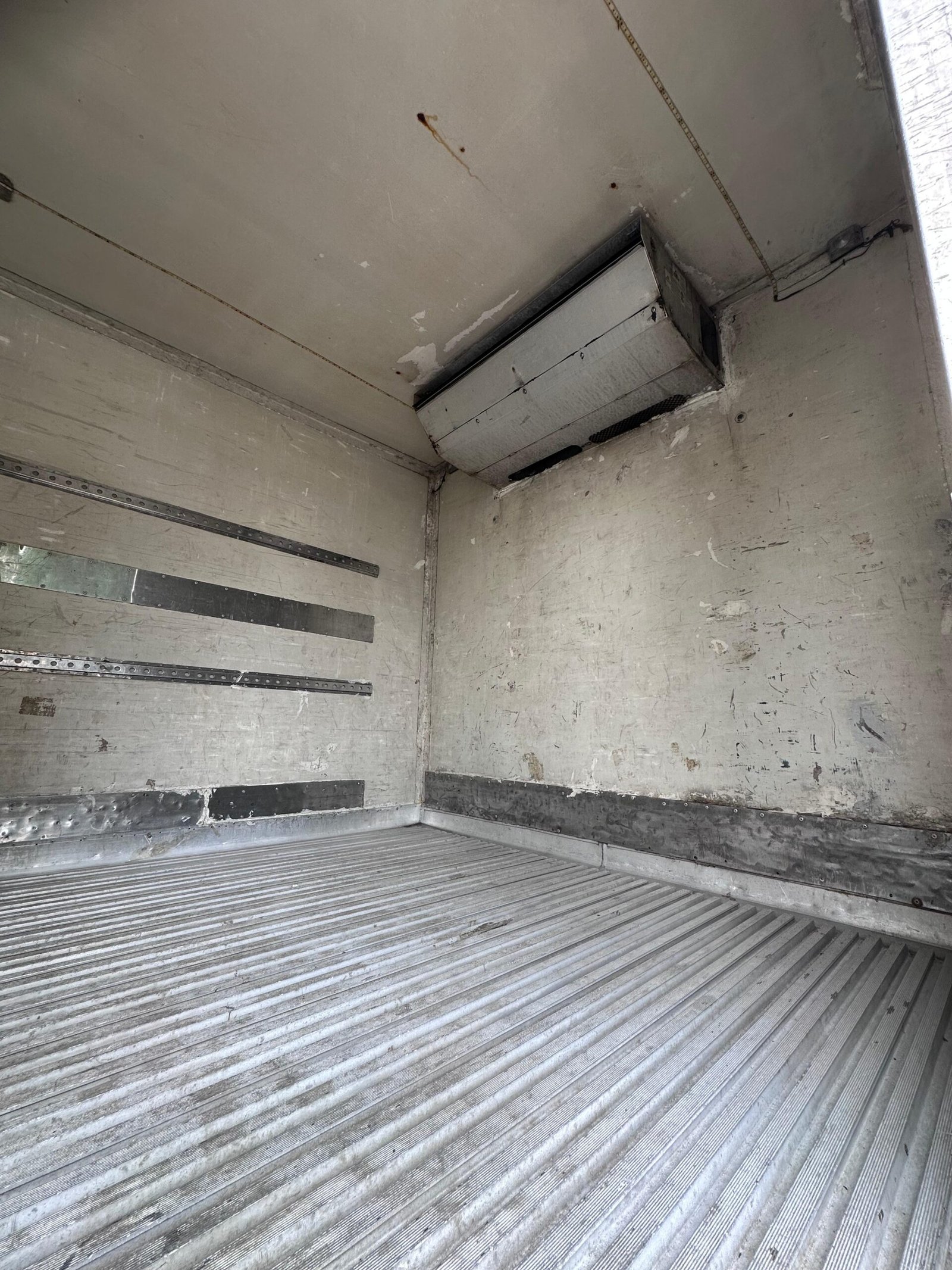 Vw 17.250 4×2 2011 Com Baú Refrigerado Ou No Chassi