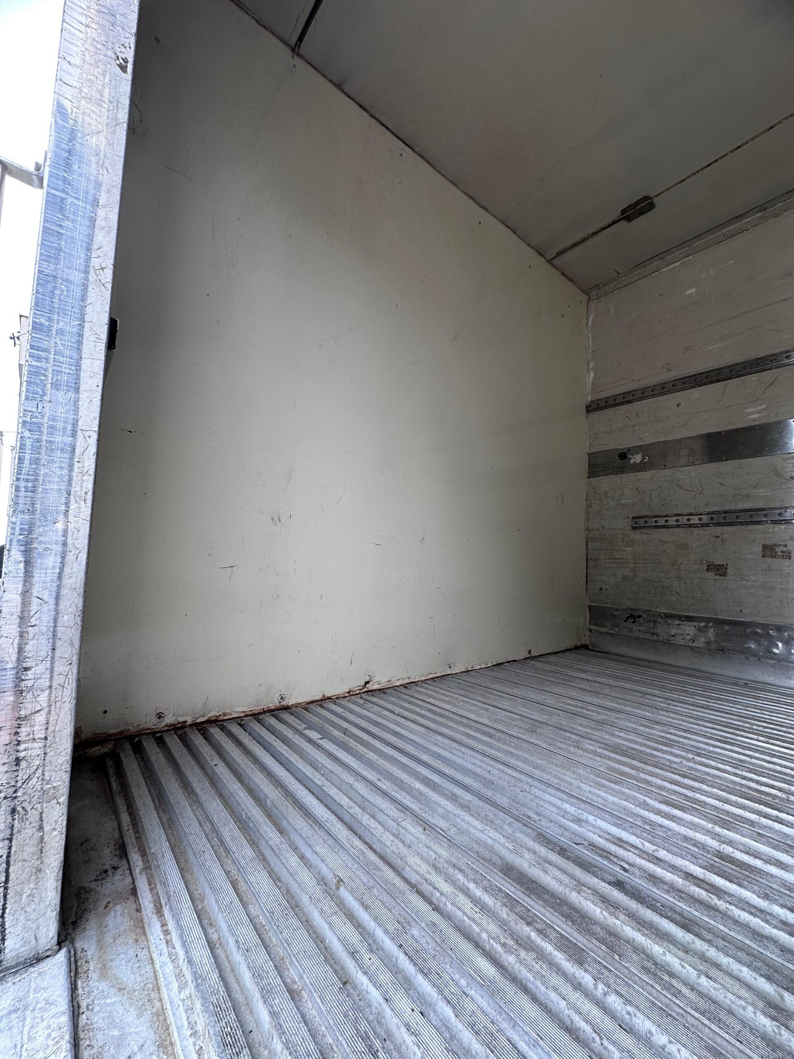 Vw 17.250 4×2 2011 Com Baú Refrigerado Ou No Chassi