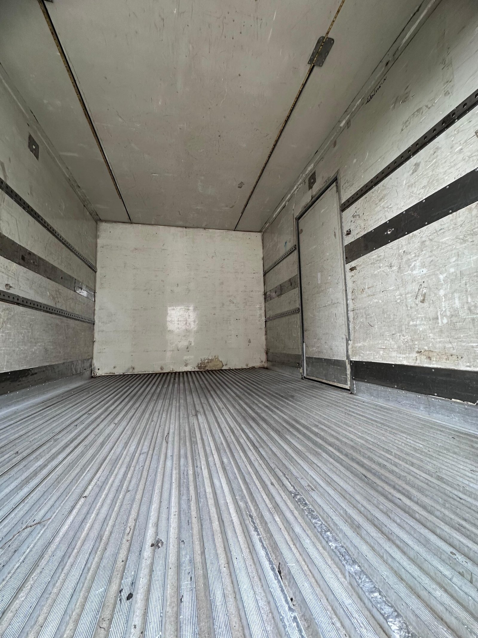 Vw 17.250 4×2 2011 Com Baú Refrigerado Ou No Chassi