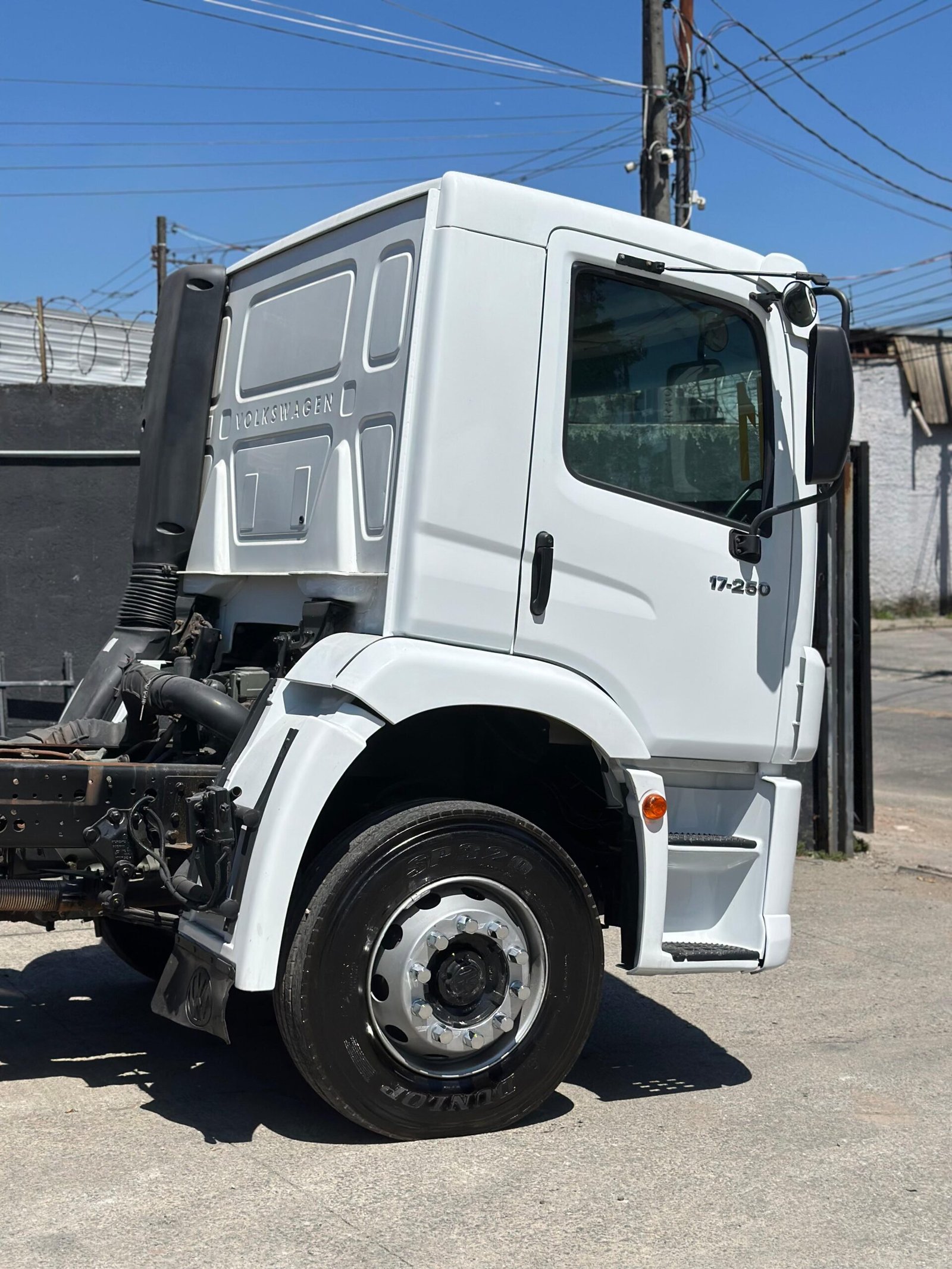 Vw 17.250 4×2 2011 Com Baú Refrigerado Ou No Chassi