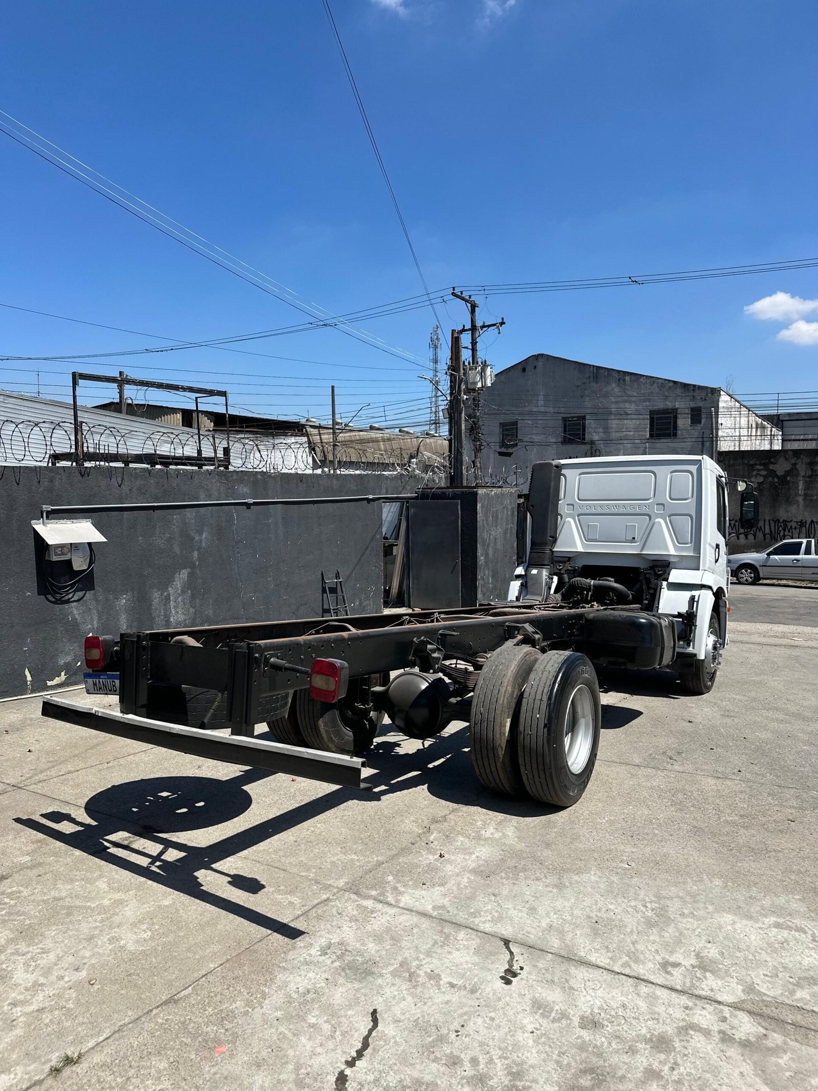 Vw 17.250 4×2 2011 Com Baú Refrigerado Ou No Chassi