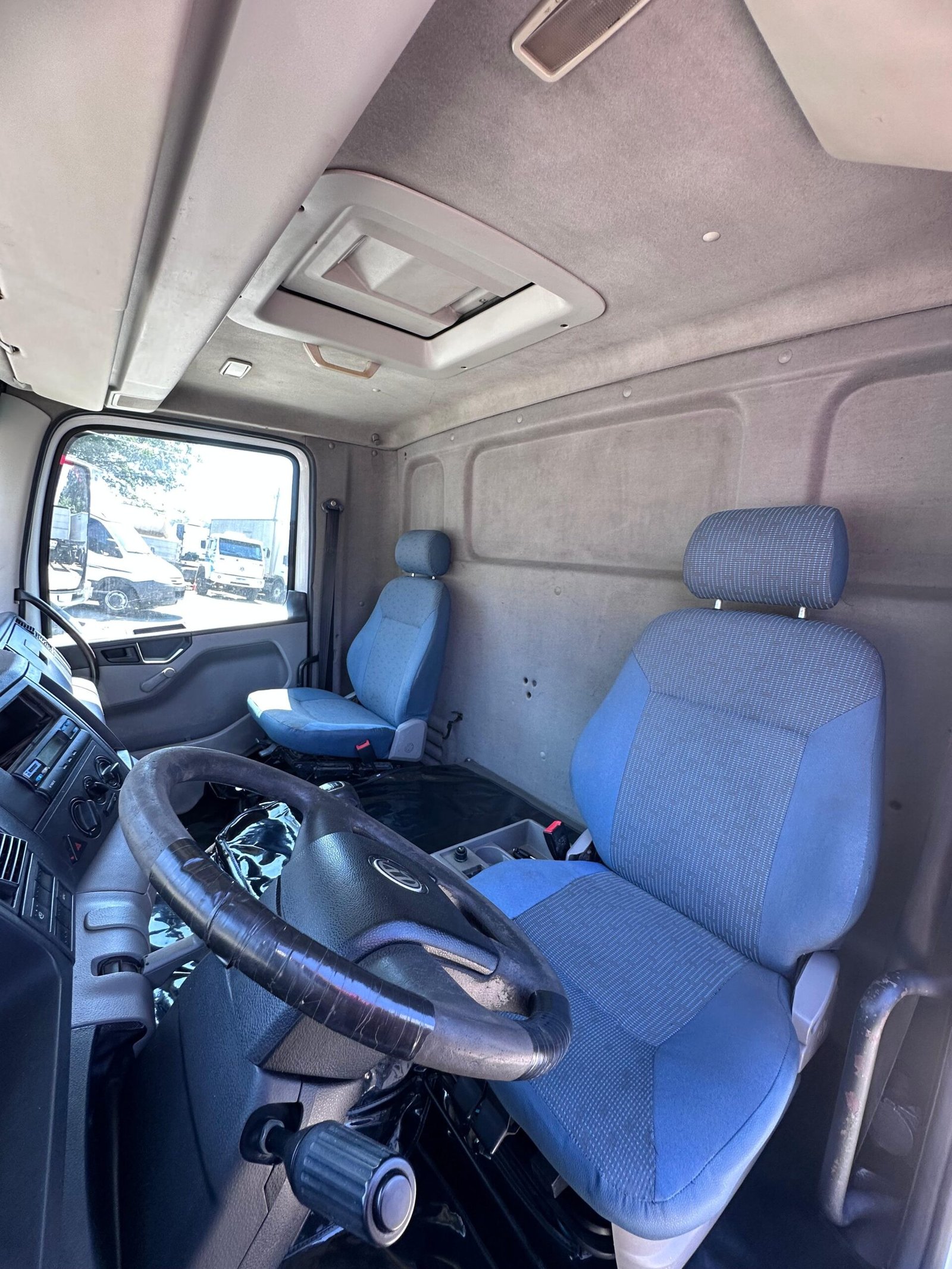 Vw 17.250 4×2 2011 Com Baú Refrigerado Ou No Chassi
