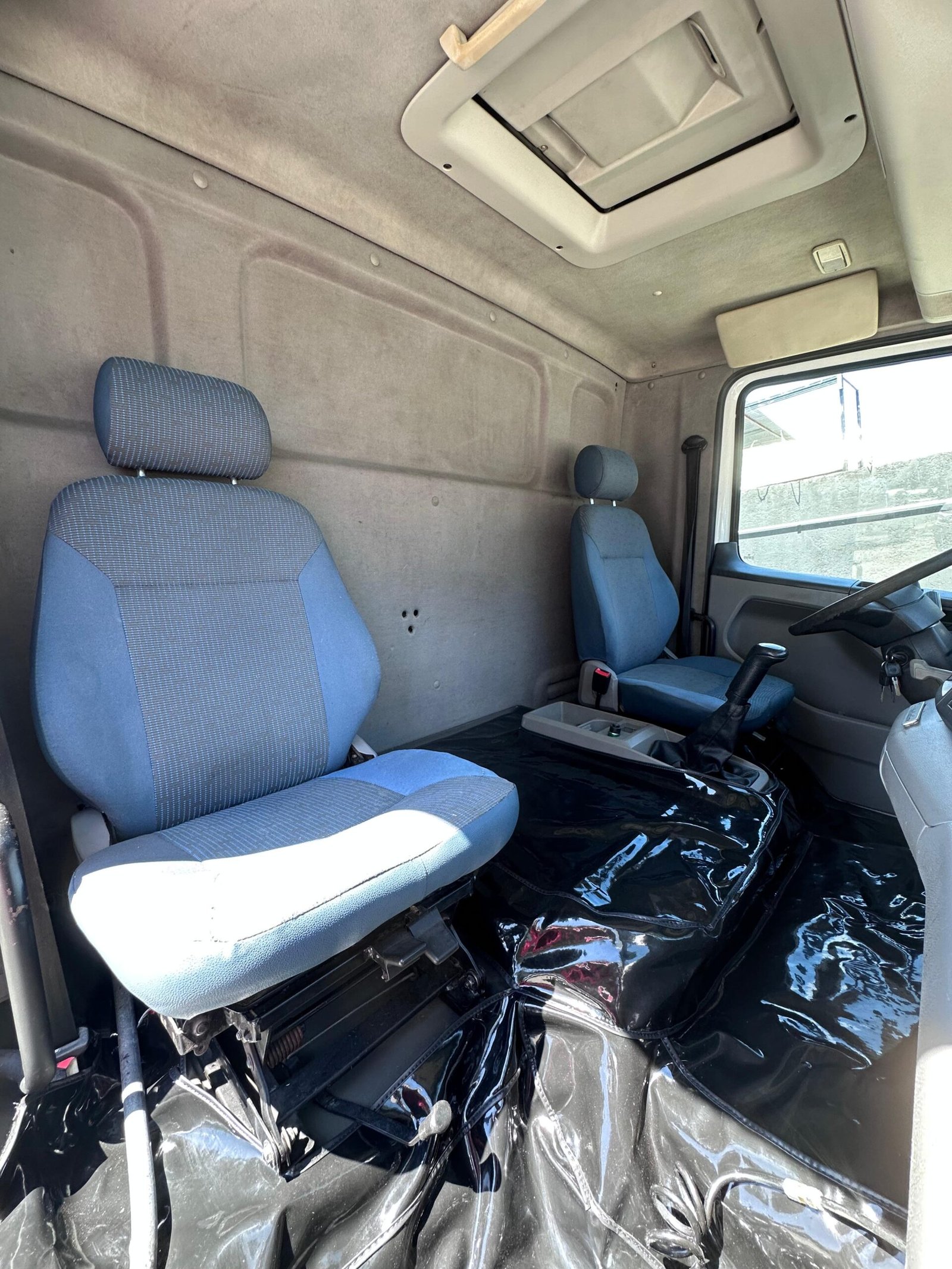 Vw 17.250 4×2 2011 Com Baú Refrigerado Ou No Chassi