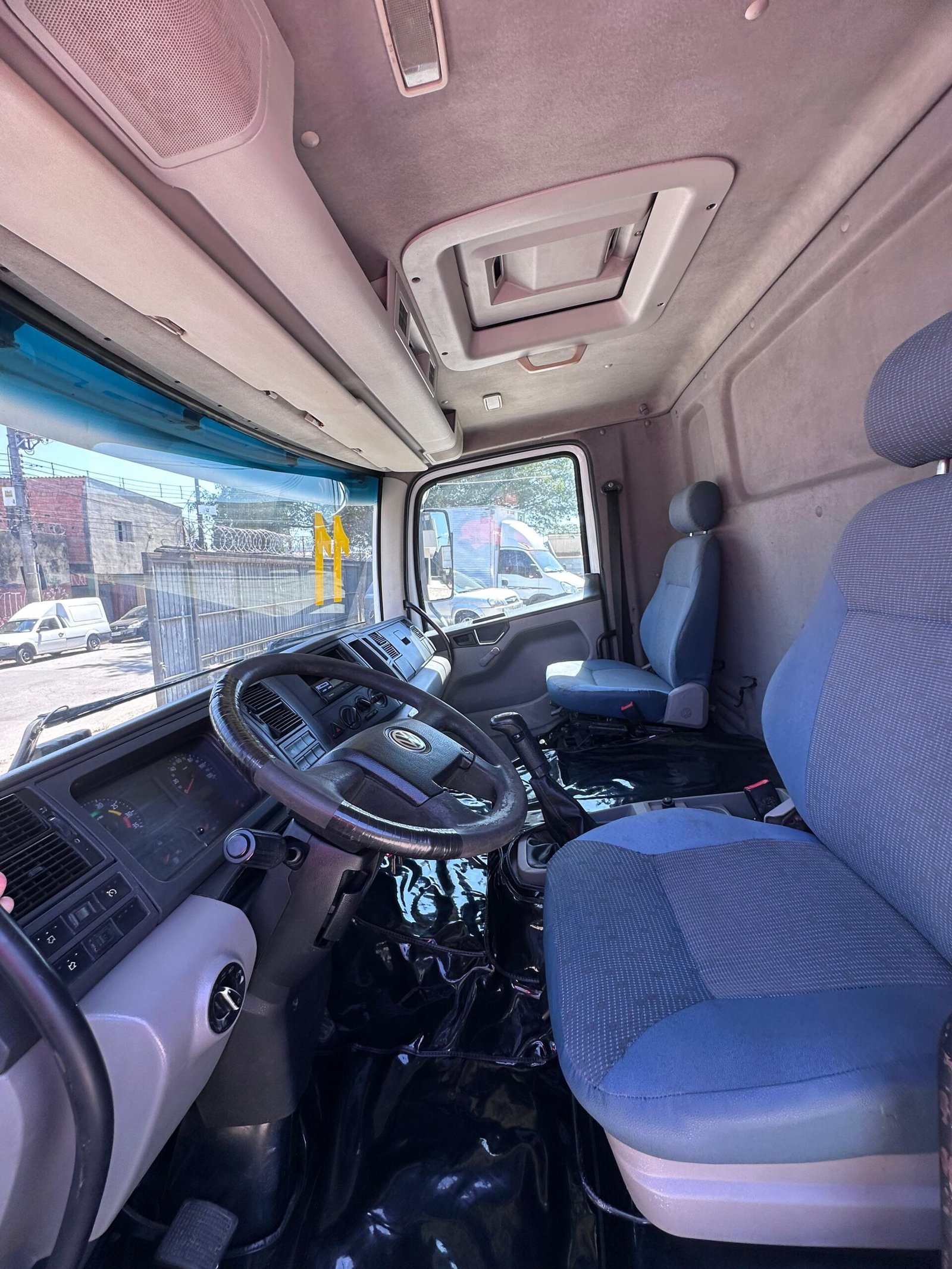 Vw 17.250 4×2 2011 Com Baú Refrigerado Ou No Chassi
