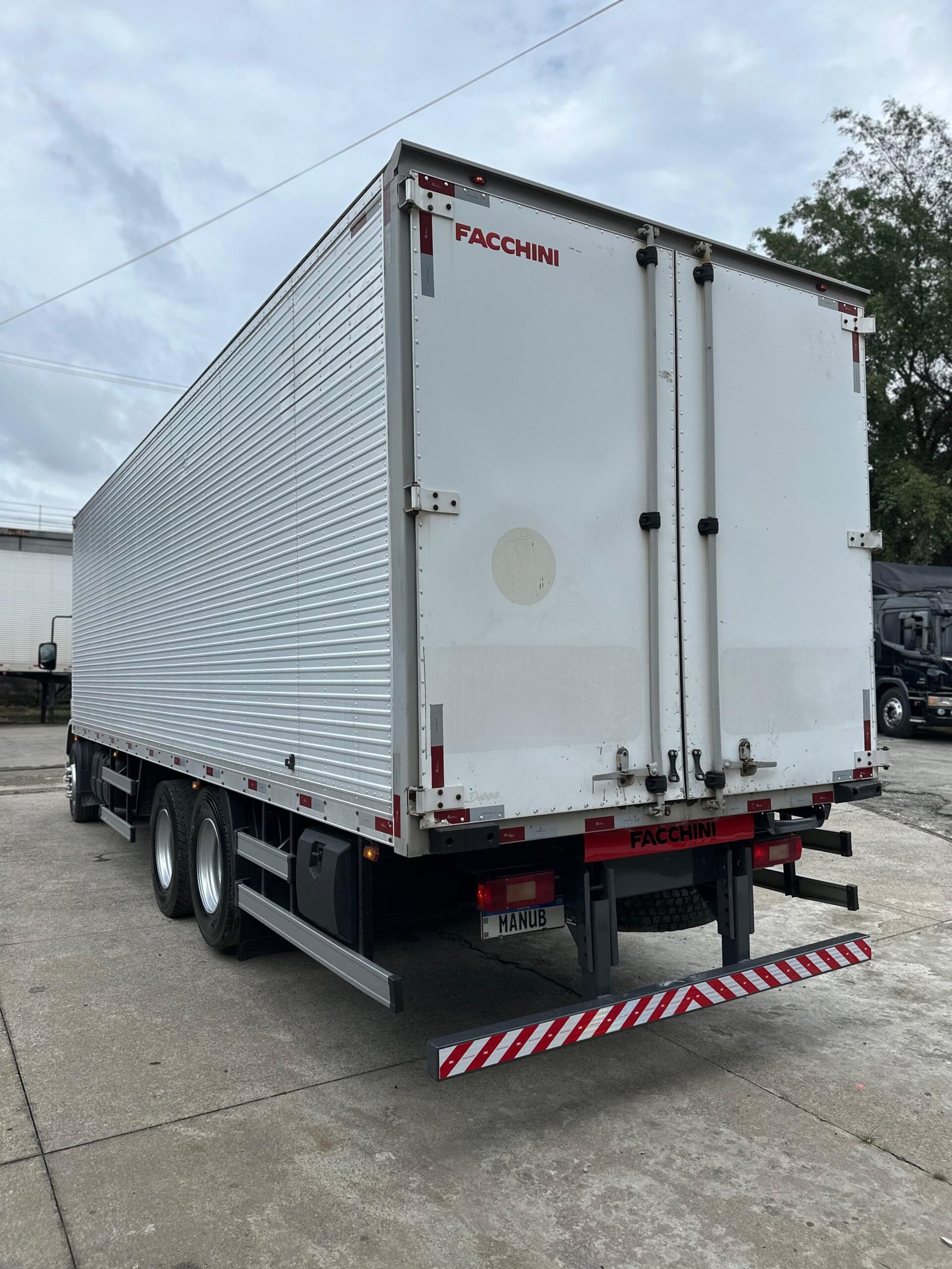 Volvo Vm 270 6×2 2021 Baú De 8.5m / Baixo Km / Manual