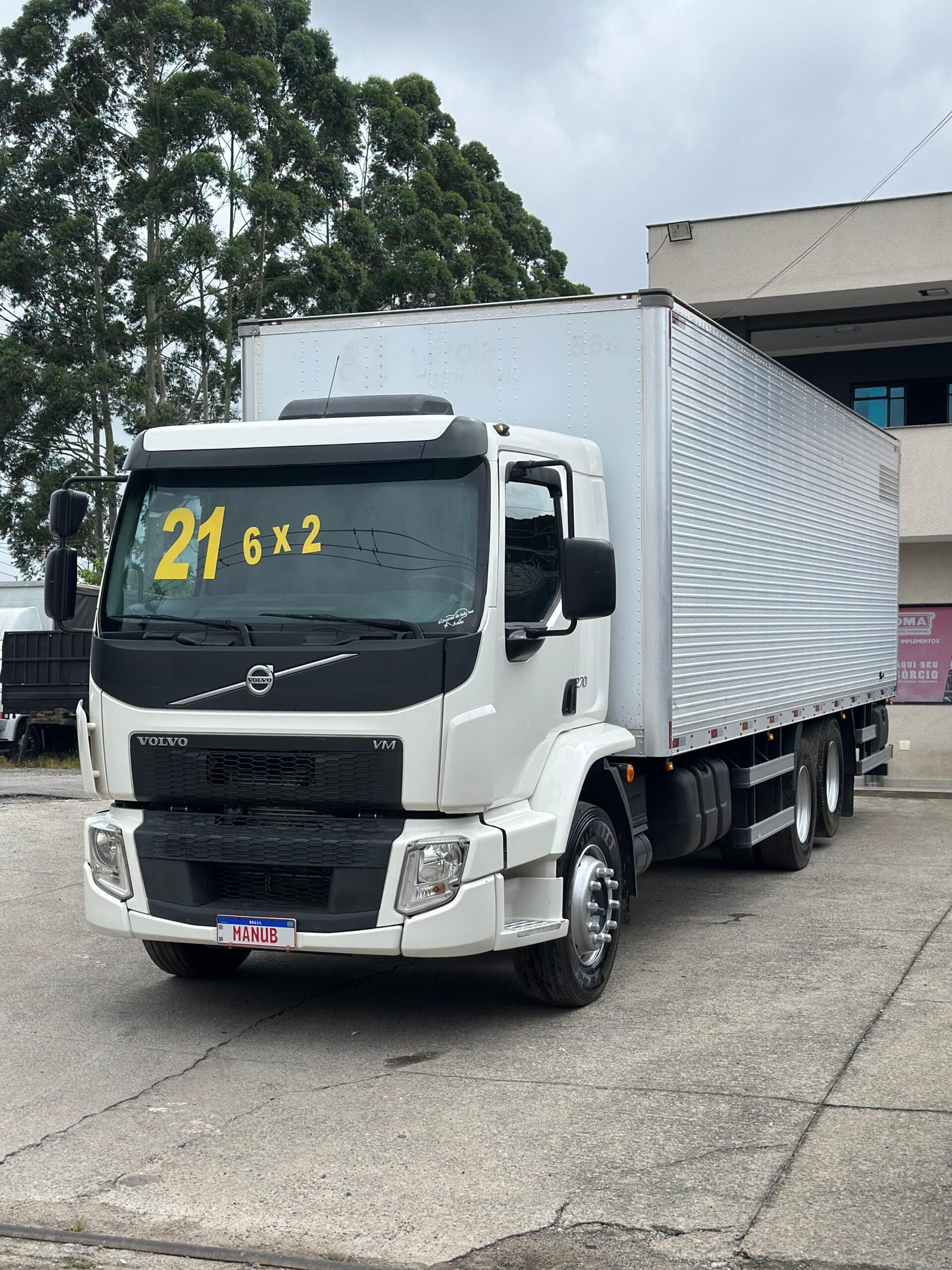 Volvo Vm 270 6×2 2021 Baú De 8.5m / Baixo Km / Manual