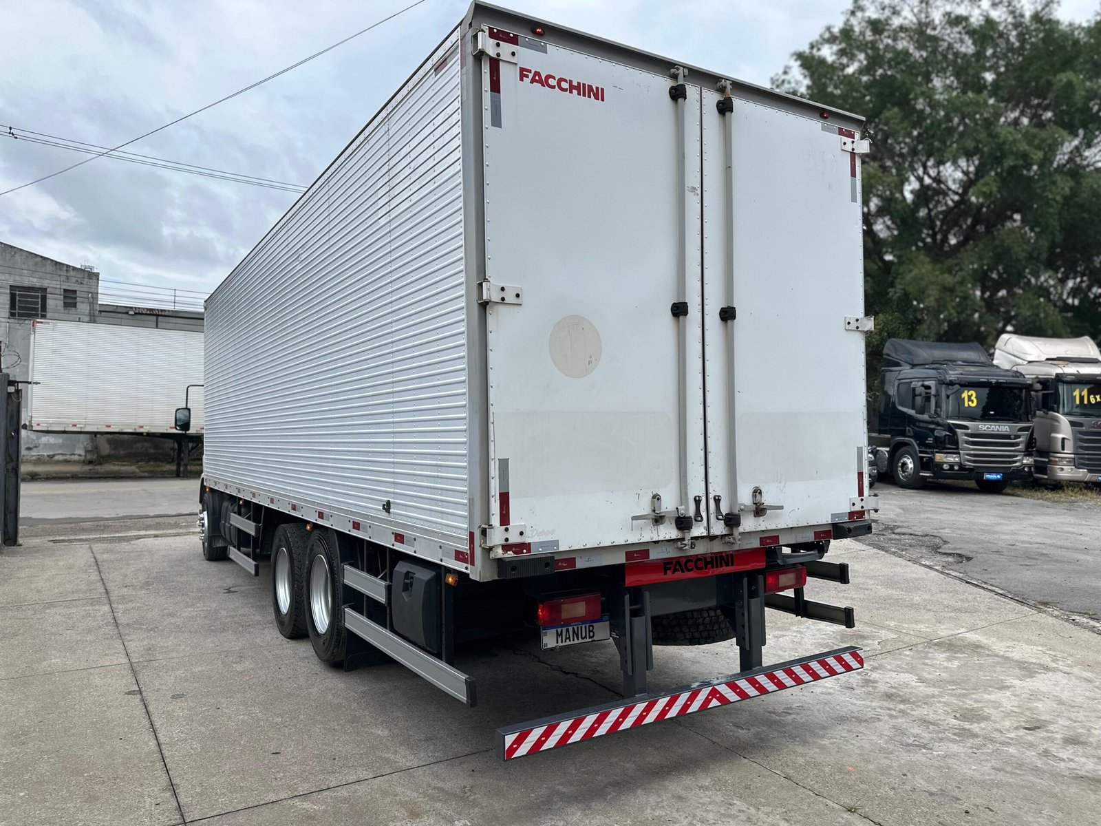 Volvo Vm 270 6×2 2021 Baú De 8.5m / Baixo Km / Manual