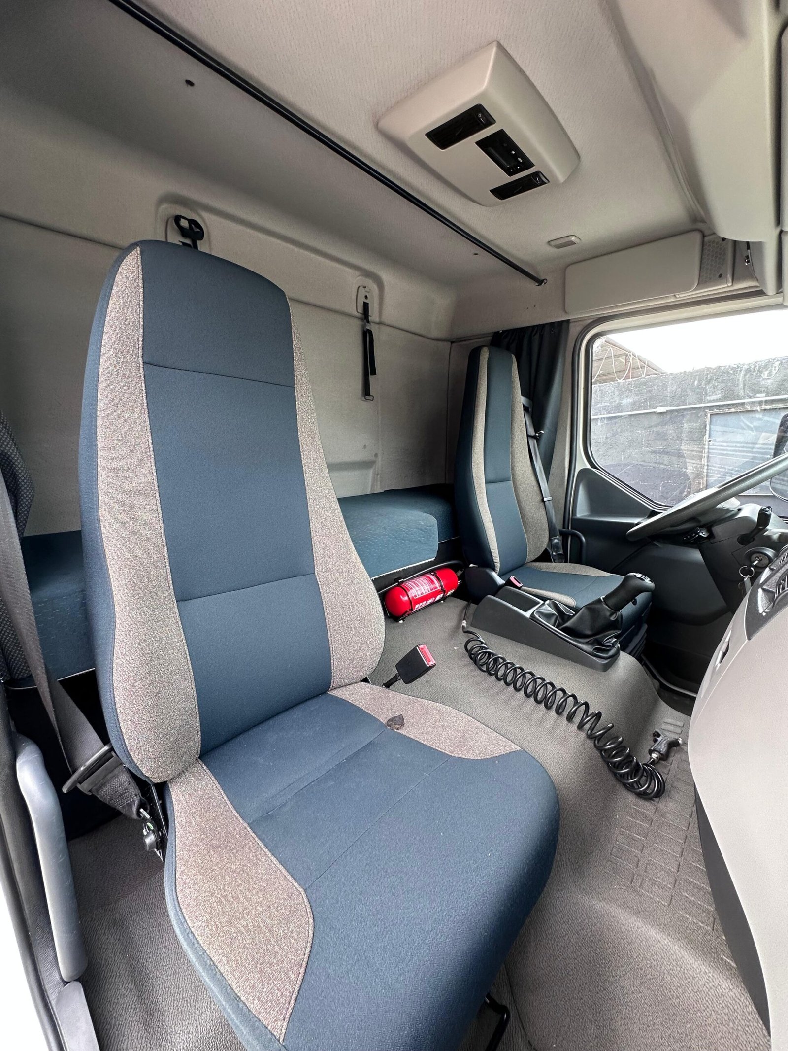 Volvo Vm 270 6×2 2021 Baú De 8.5m / Baixo Km / Manual