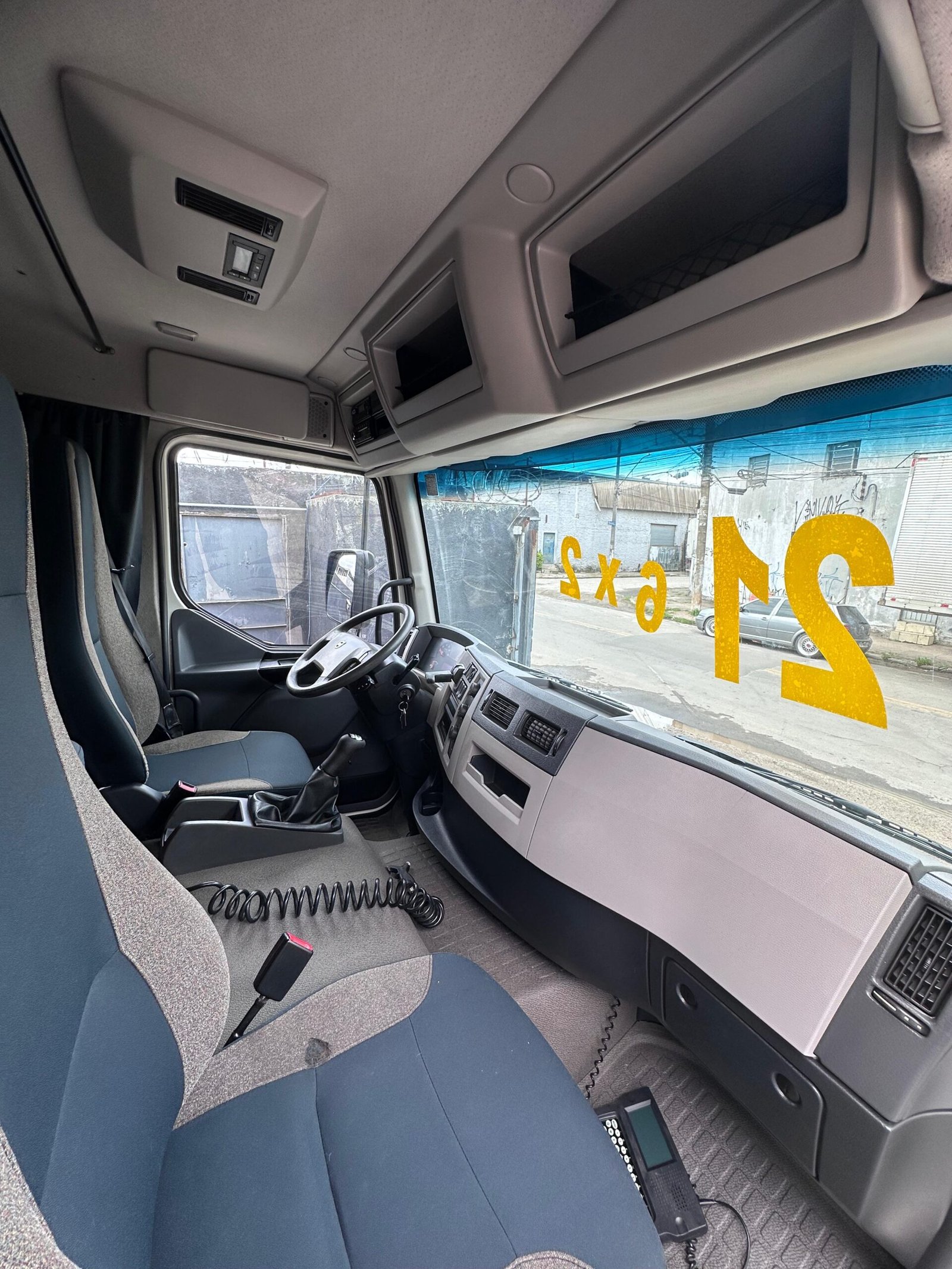 Volvo Vm 270 6×2 2021 Baú De 8.5m / Baixo Km / Manual