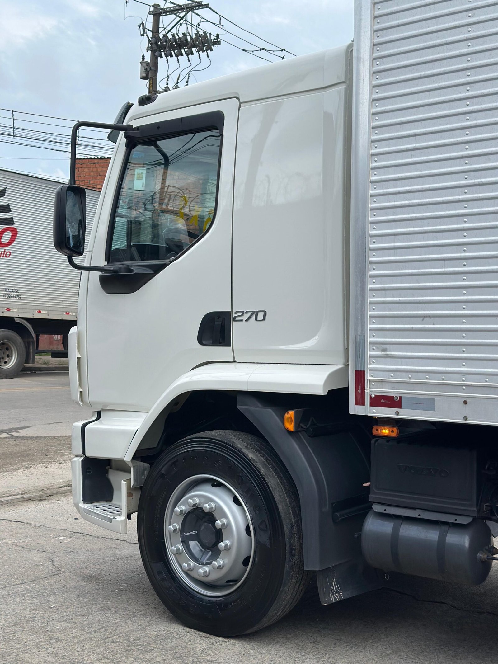 Volvo Vm 270 6×2 2021 Baú De 8.5m / Baixo Km / Manual