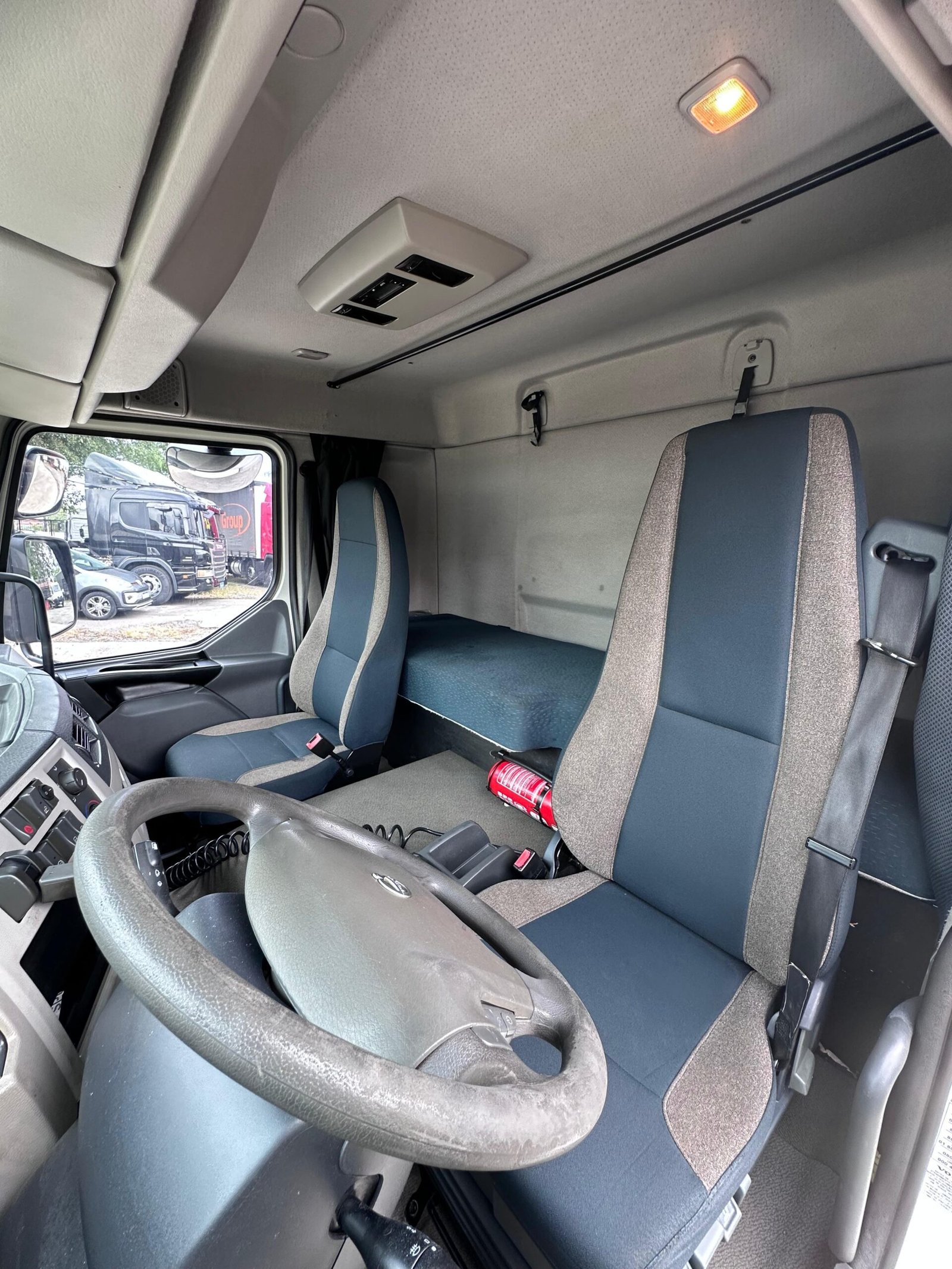 Volvo Vm 270 6×2 2021 Baú De 8.5m / Baixo Km / Manual