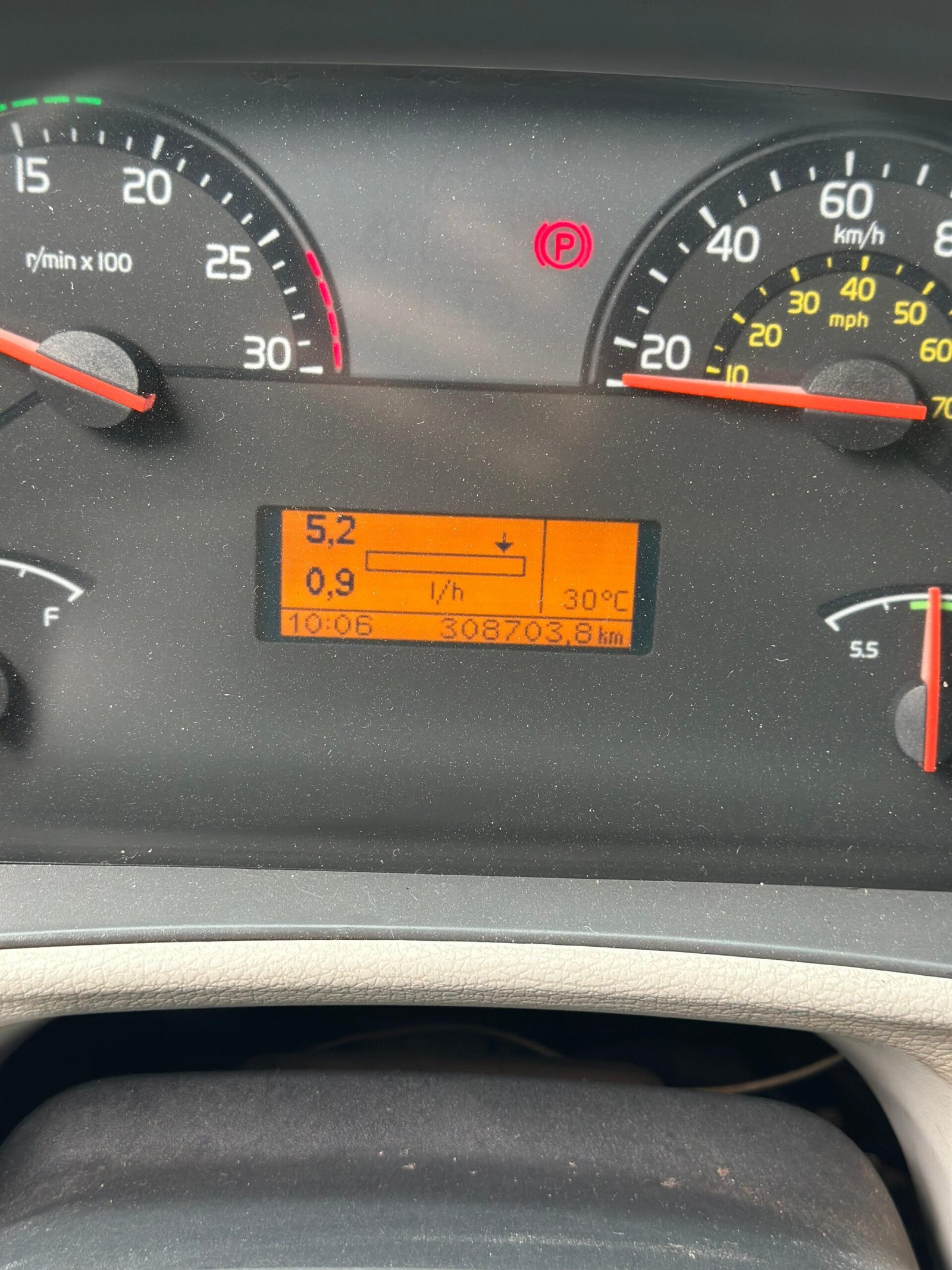 Volvo Vm 270 6×2 2021 Baú De 8.5m / Baixo Km / Manual