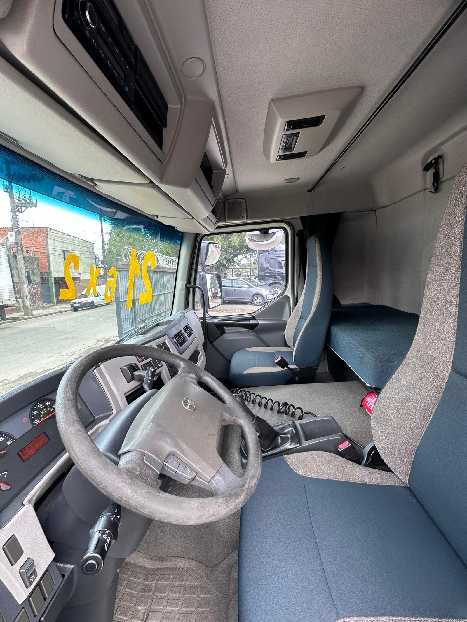 Volvo Vm 270 6×2 2021 Baú De 8.5m / Baixo Km / Manual