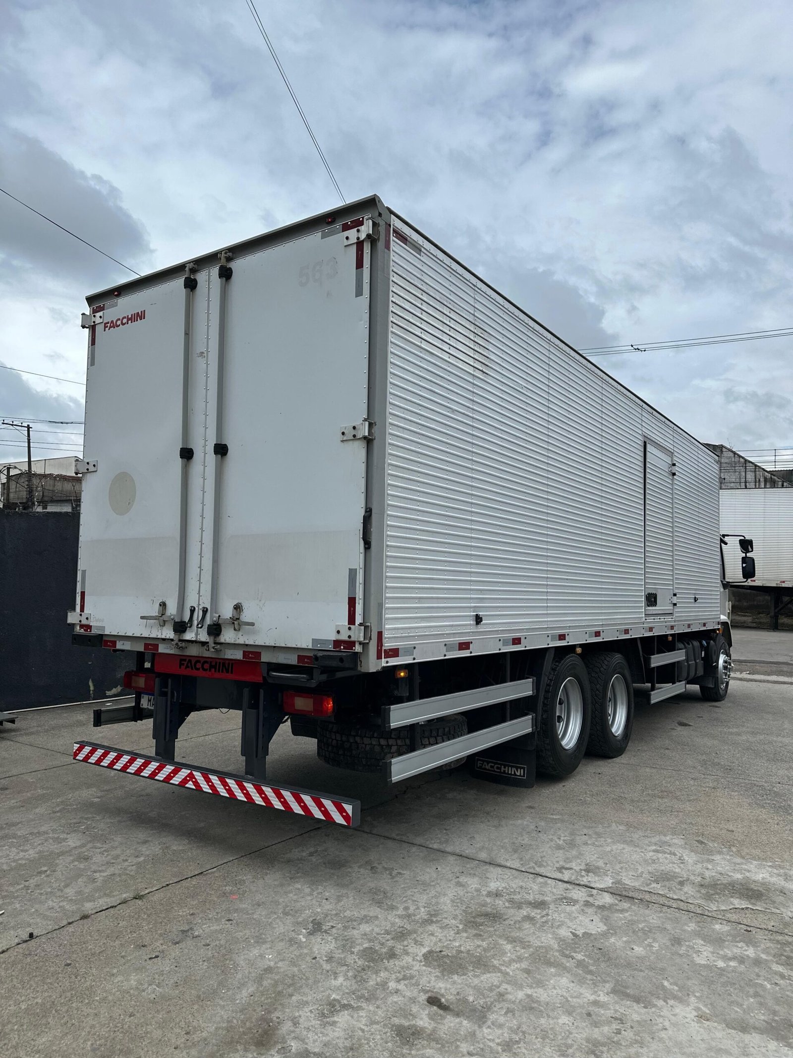 Volvo Vm 270 6×2 2021 Baú De 8.5m / Baixo Km / Manual