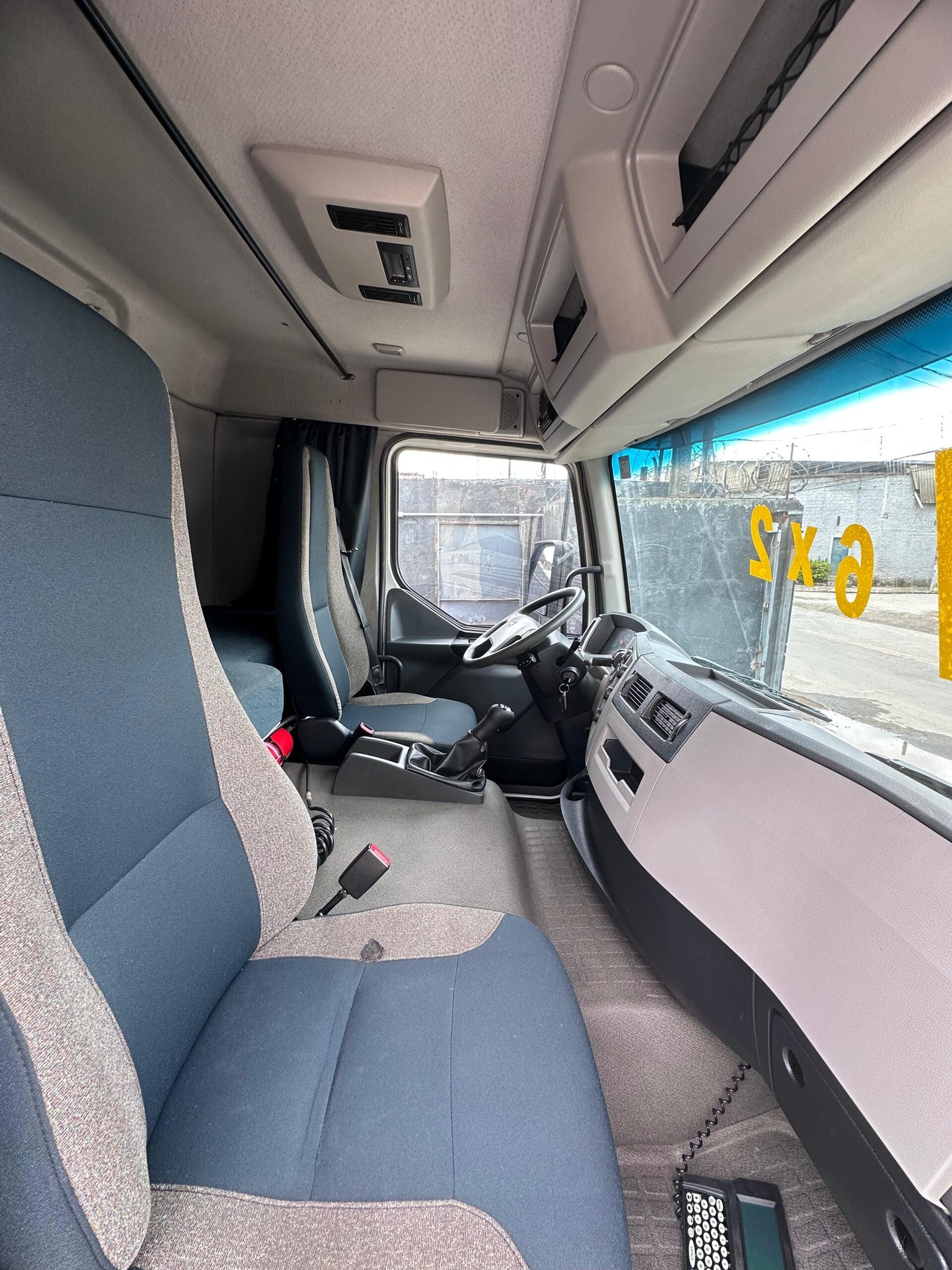 Volvo Vm 270 6×2 2021 Baú De 8.5m / Baixo Km / Manual