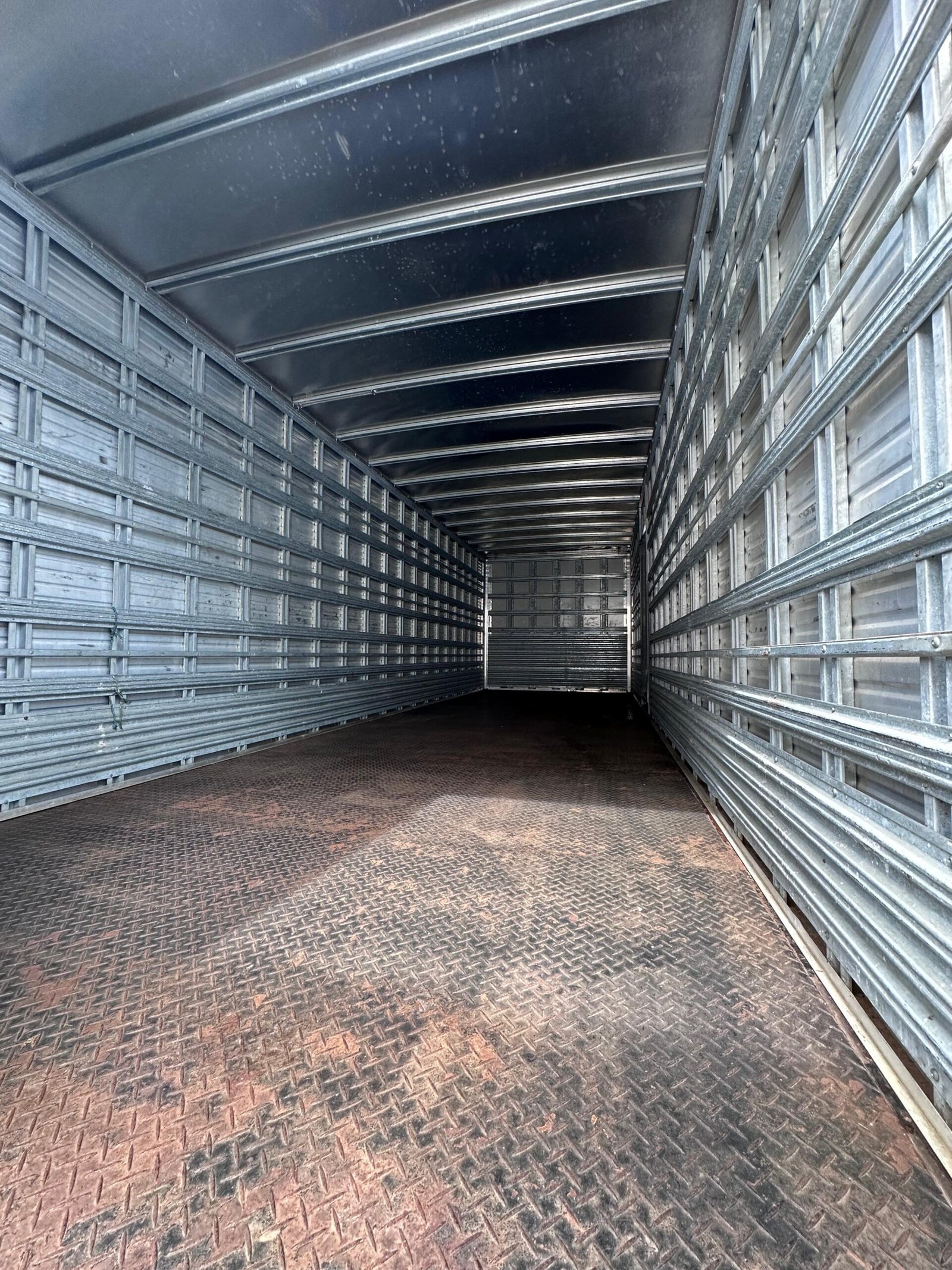 Volvo Vm 270 6×2 2021 Baú De 8.5m / Baixo Km / Manual