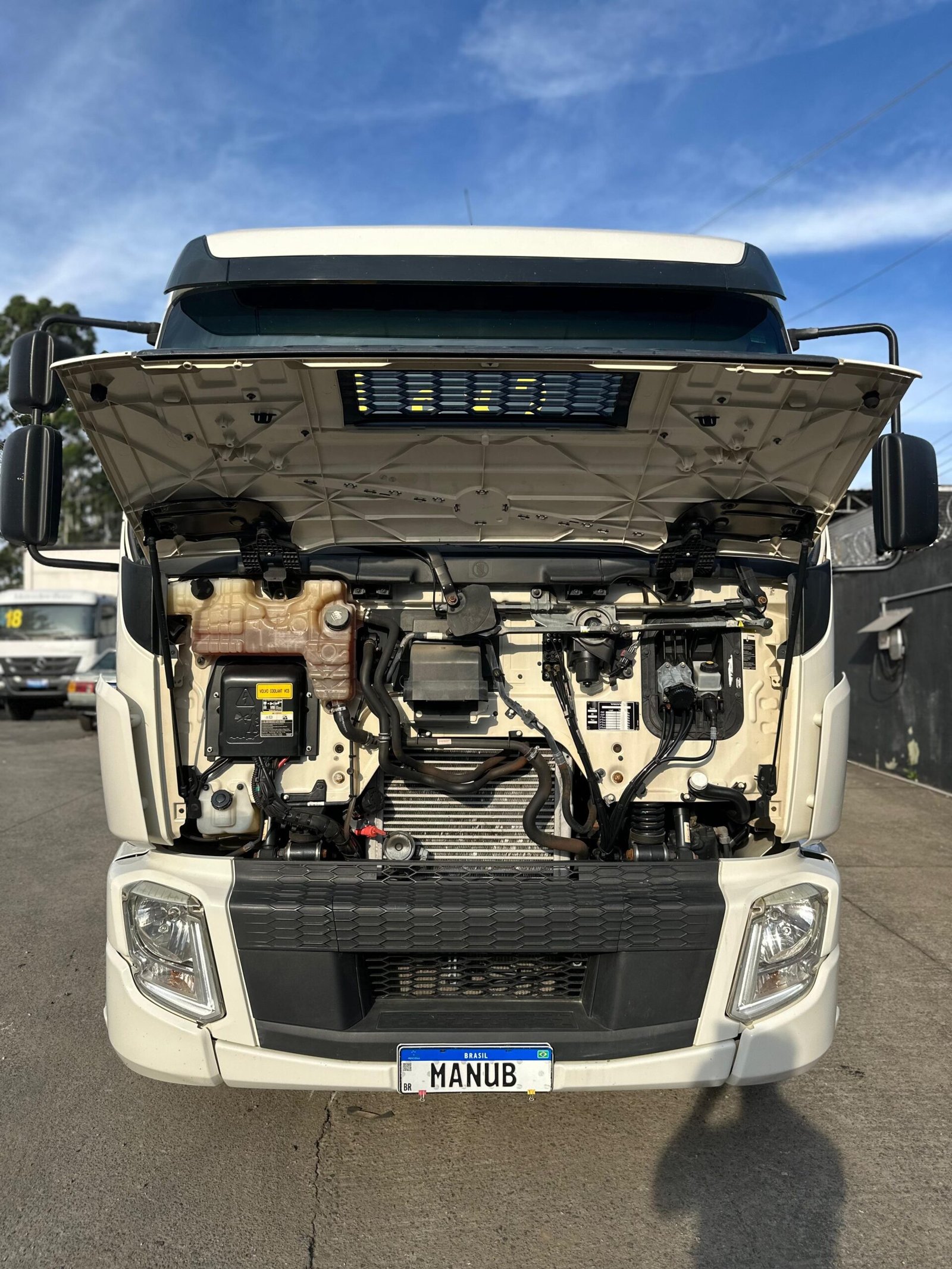 Volvo Vm 270 6×2 2021 Baú De 8.5m / Baixo Km / Manual