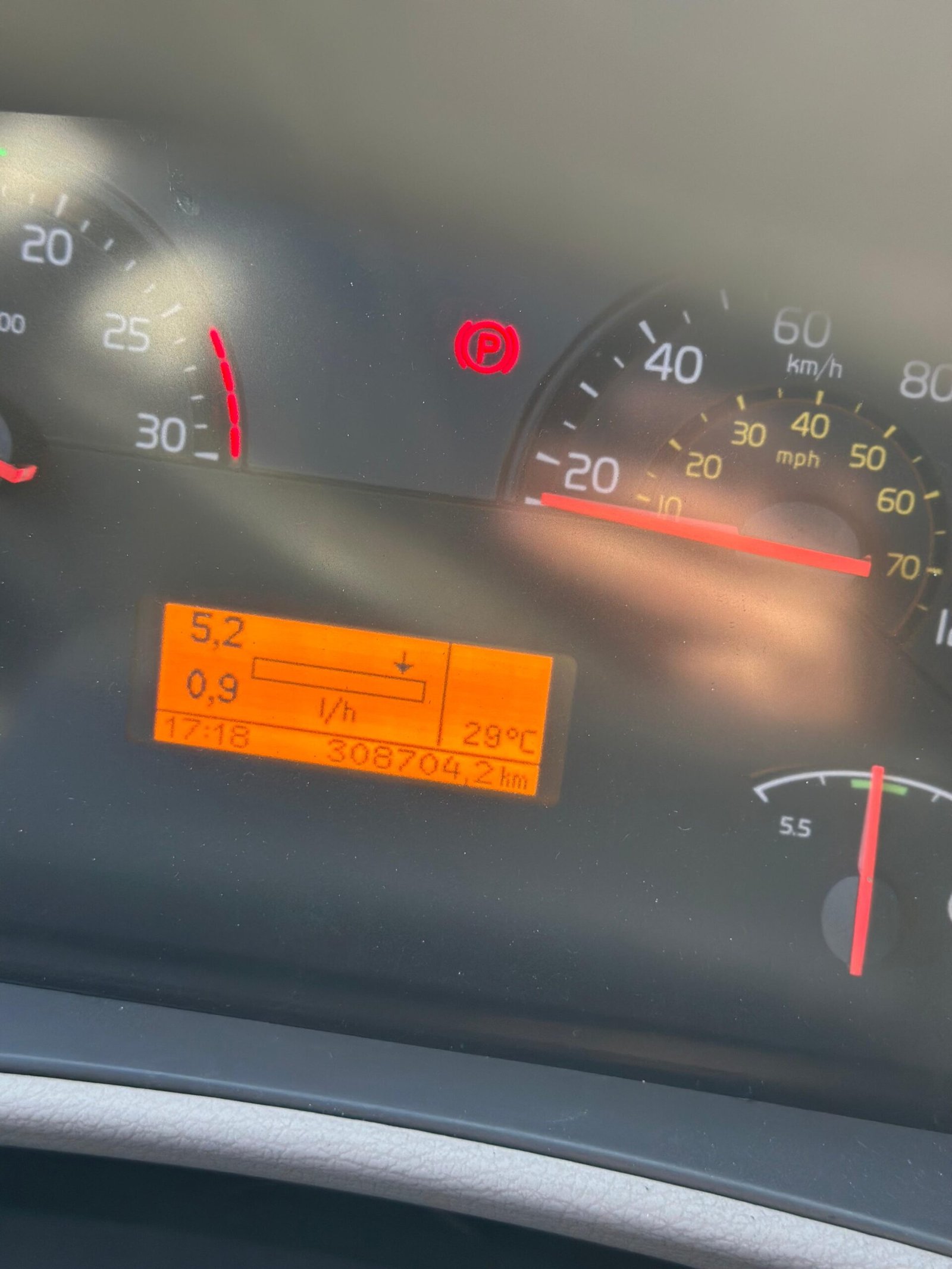 Volvo Vm 270 6×2 2021 Baú De 8.5m / Baixo Km / Manual