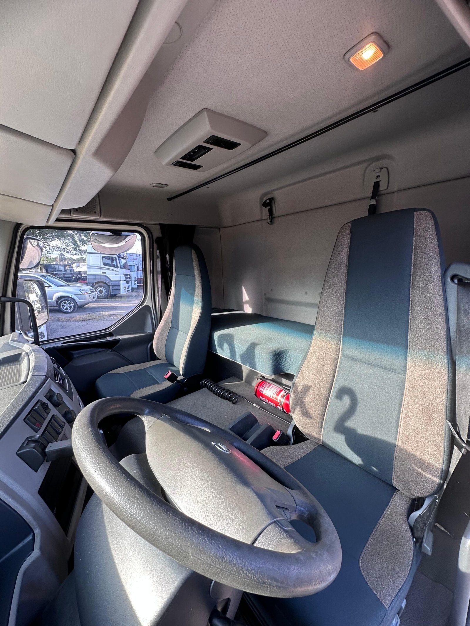 Volvo Vm 270 6×2 2021 Baú De 8.5m / Baixo Km / Manual