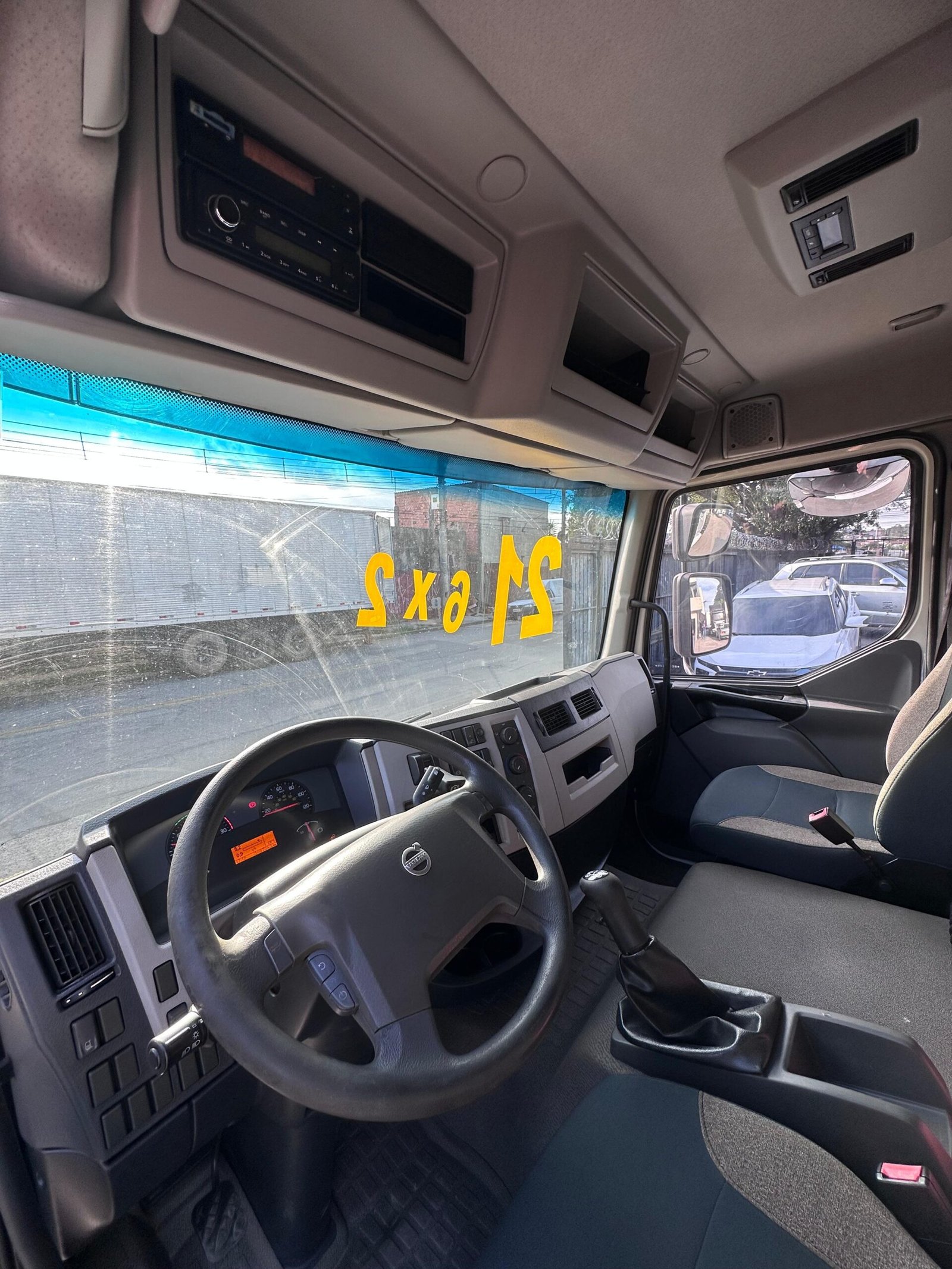 Volvo Vm 270 6×2 2021 Baú De 8.5m / Baixo Km / Manual