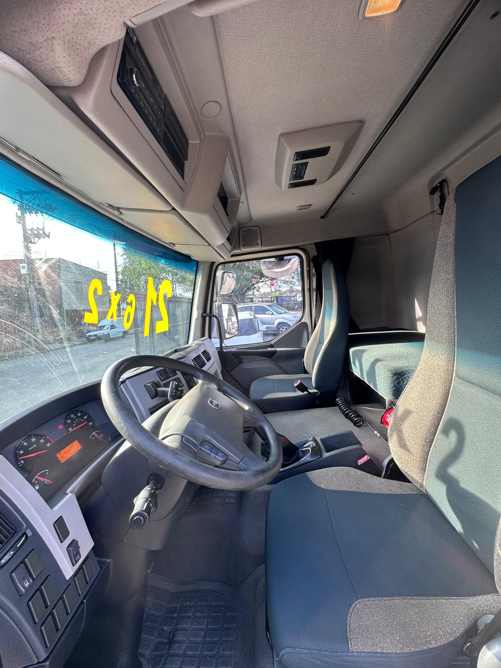 Volvo Vm 270 6×2 2021 Baú De 8.5m / Baixo Km / Manual