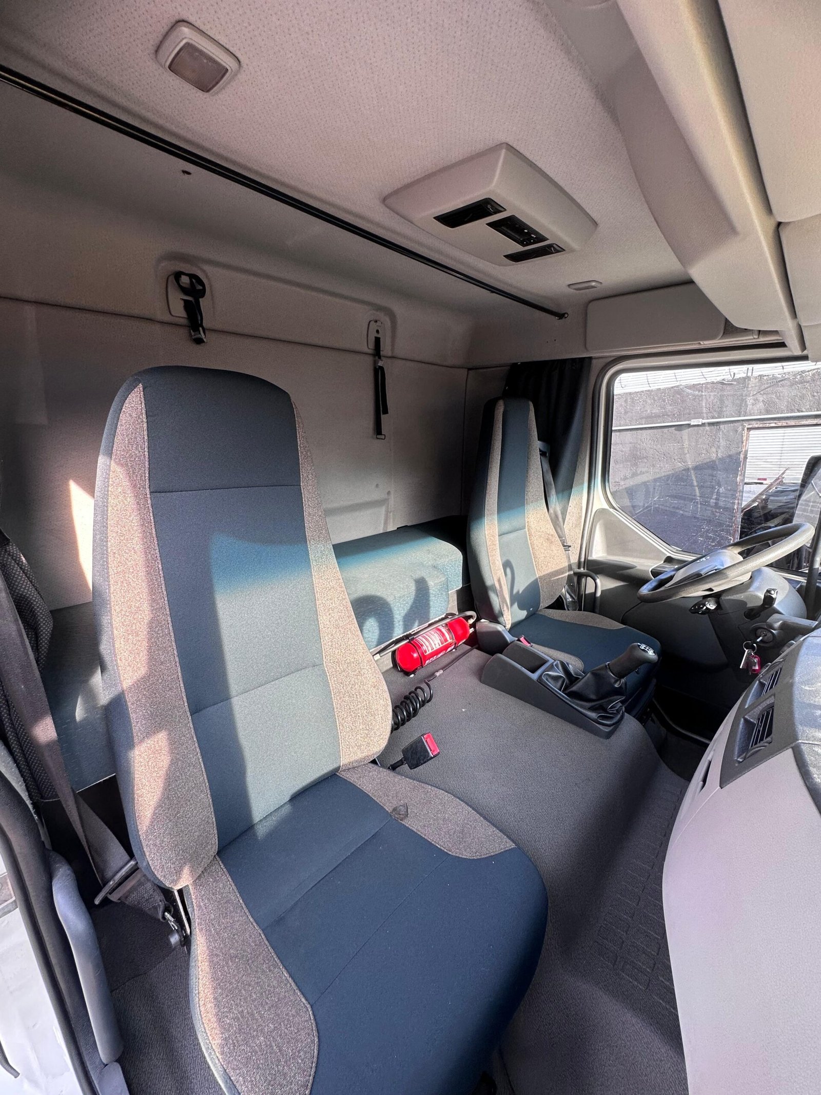 Volvo Vm 270 6×2 2021 Baú De 8.5m / Baixo Km / Manual