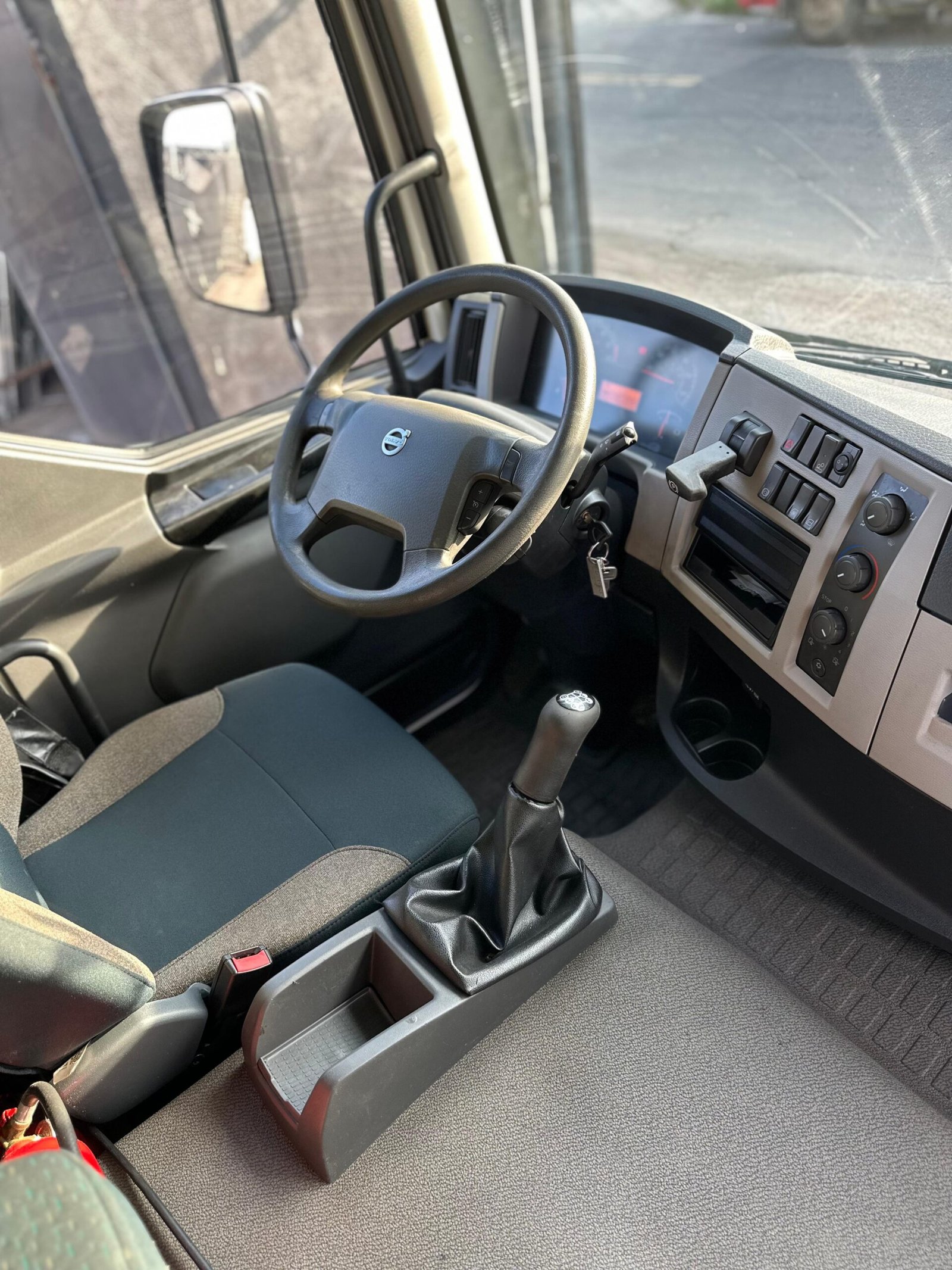 Volvo Vm 270 6×2 2021 Baú De 8.5m / Baixo Km / Manual