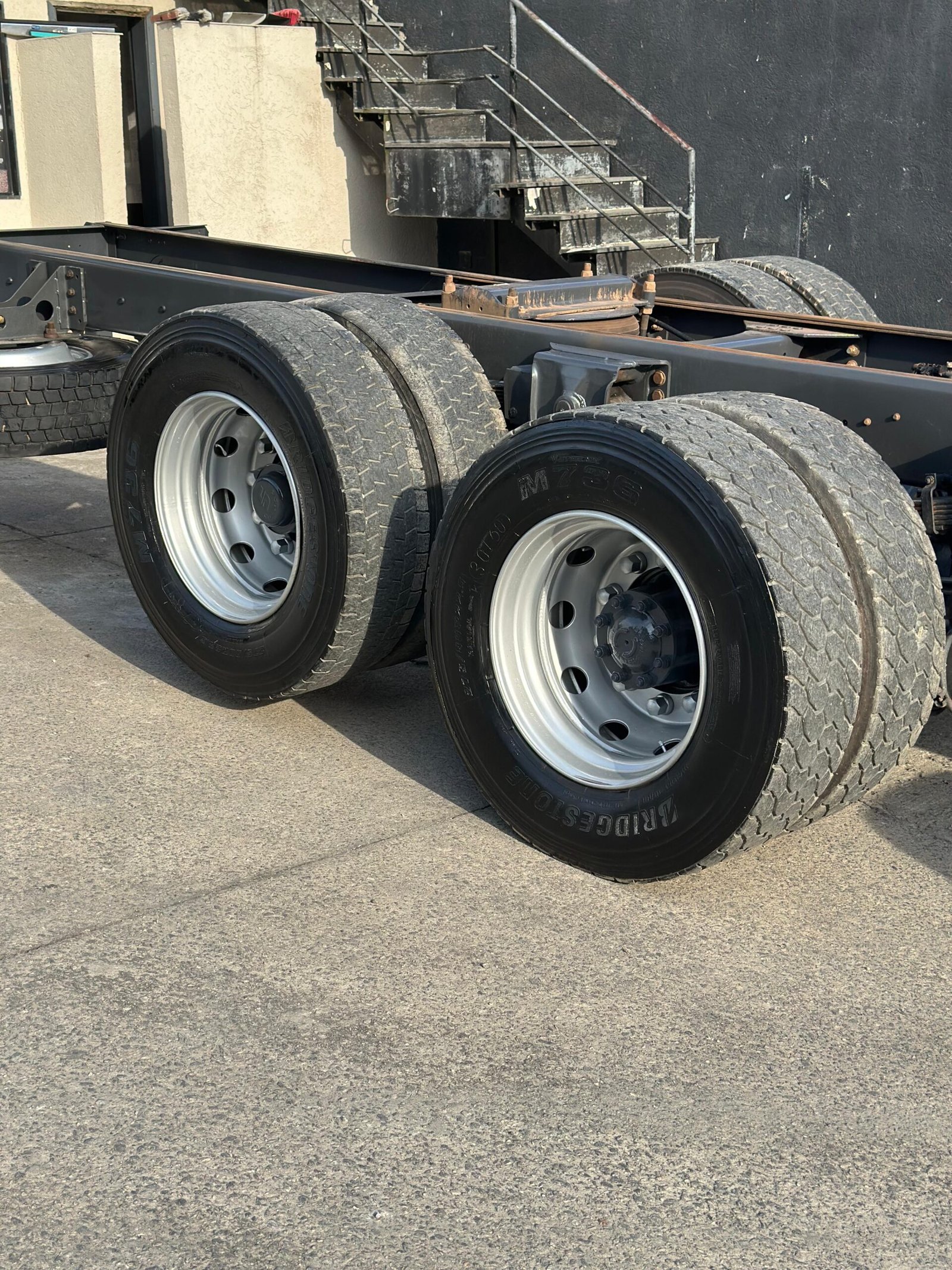 Volvo Vm 270 6×2 2021 Baú De 8.5m / Baixo Km / Manual