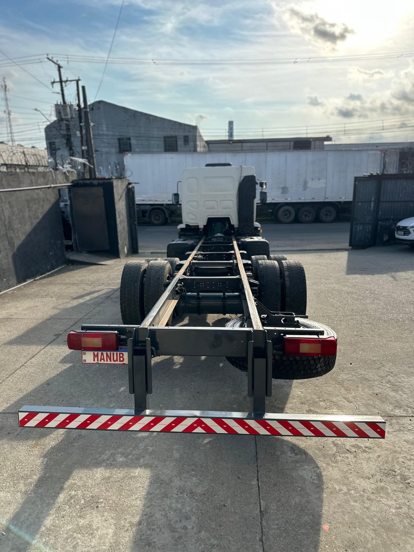 Volvo Vm 270 6×2 2021 Baú De 8.5m / Baixo Km / Manual