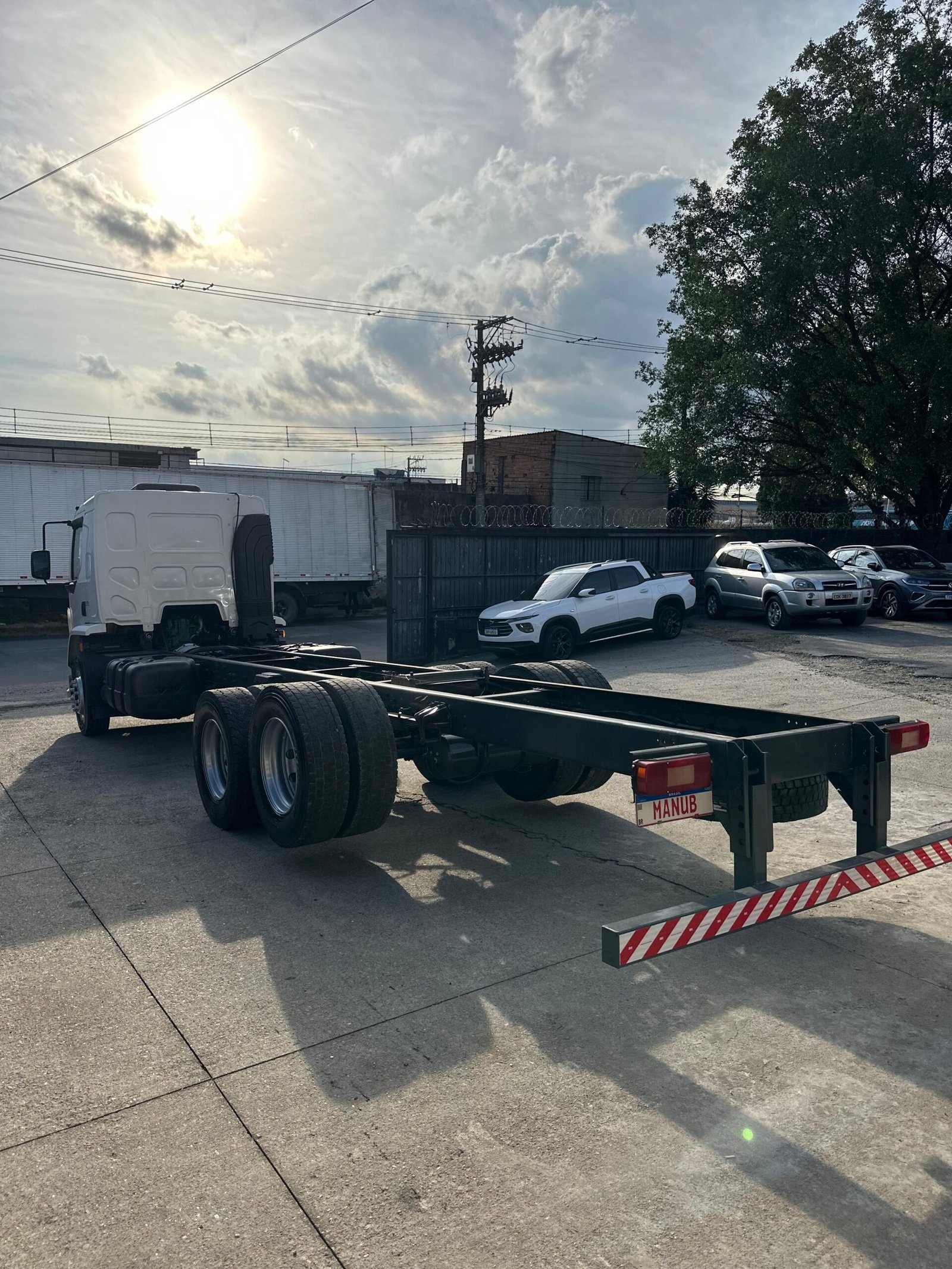 Volvo Vm 270 6×2 2021 Baú De 8.5m / Baixo Km / Manual