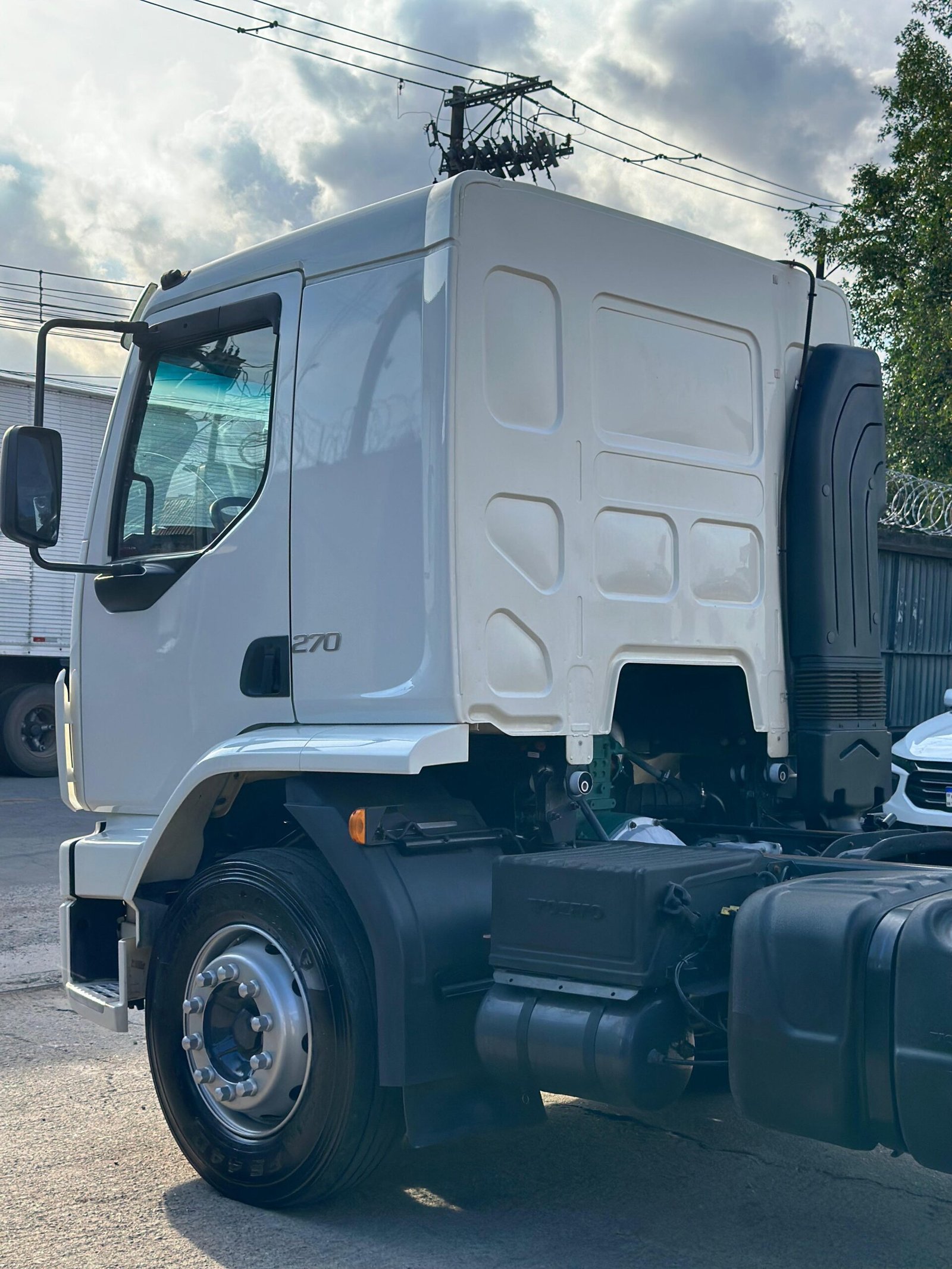 Volvo Vm 270 6×2 2021 Baú De 8.5m / Baixo Km / Manual