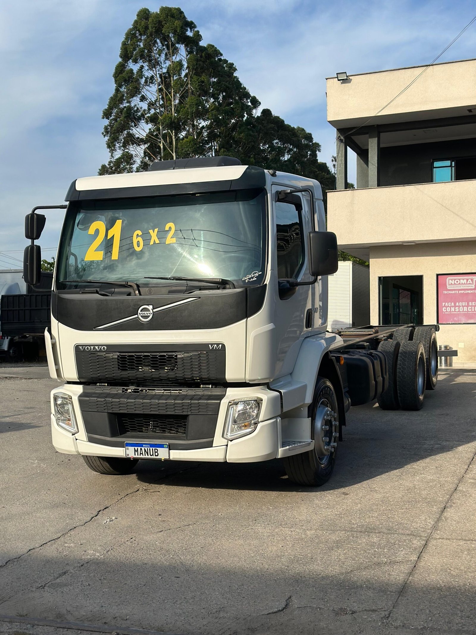 Volvo Vm 270 6×2 2021 Baú De 8.5m / Baixo Km / Manual