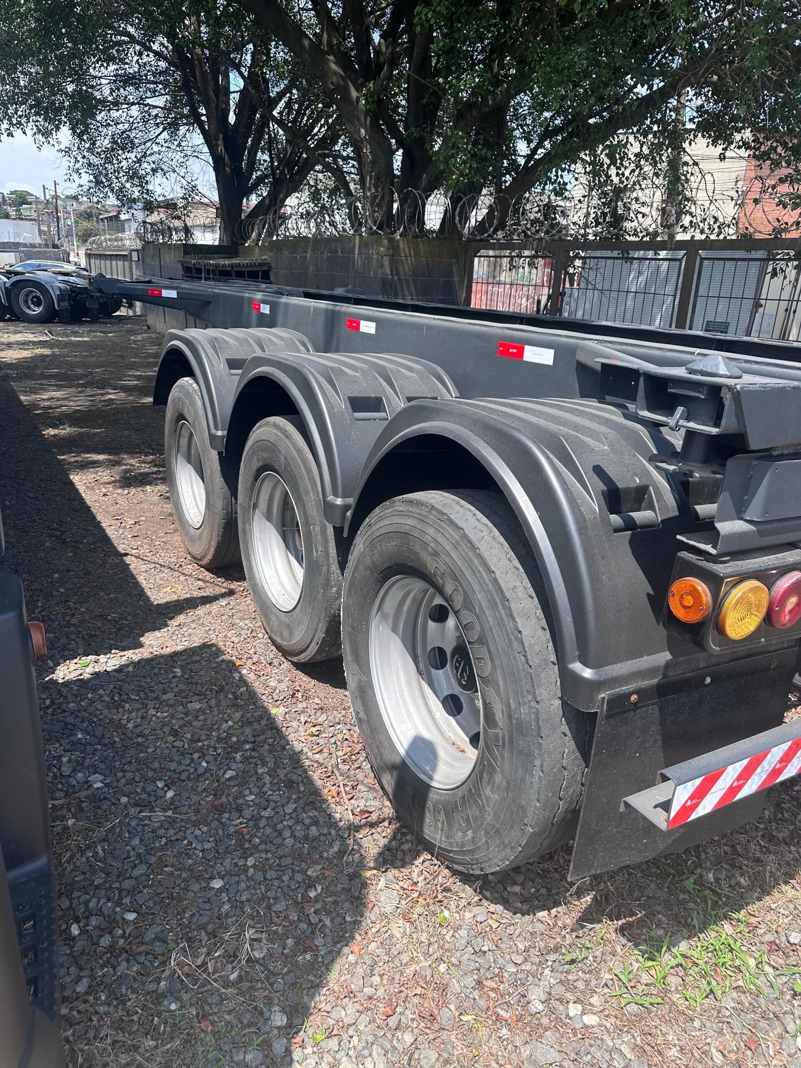 Bug Porta Container Rodotec 20 Pés 3 Eixos 2005