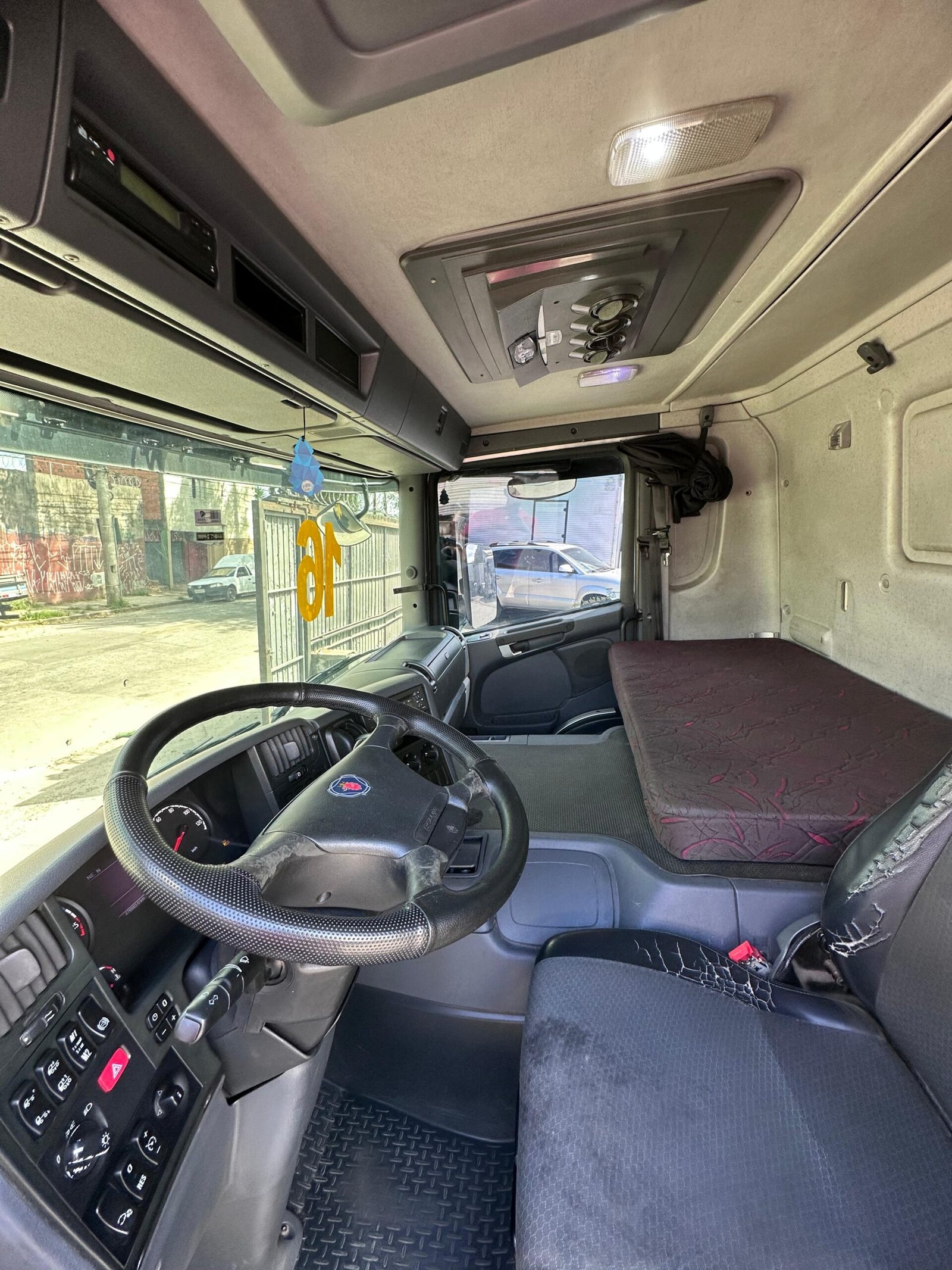 Scania P 250 6×2 2016 Automático / Baixo Km