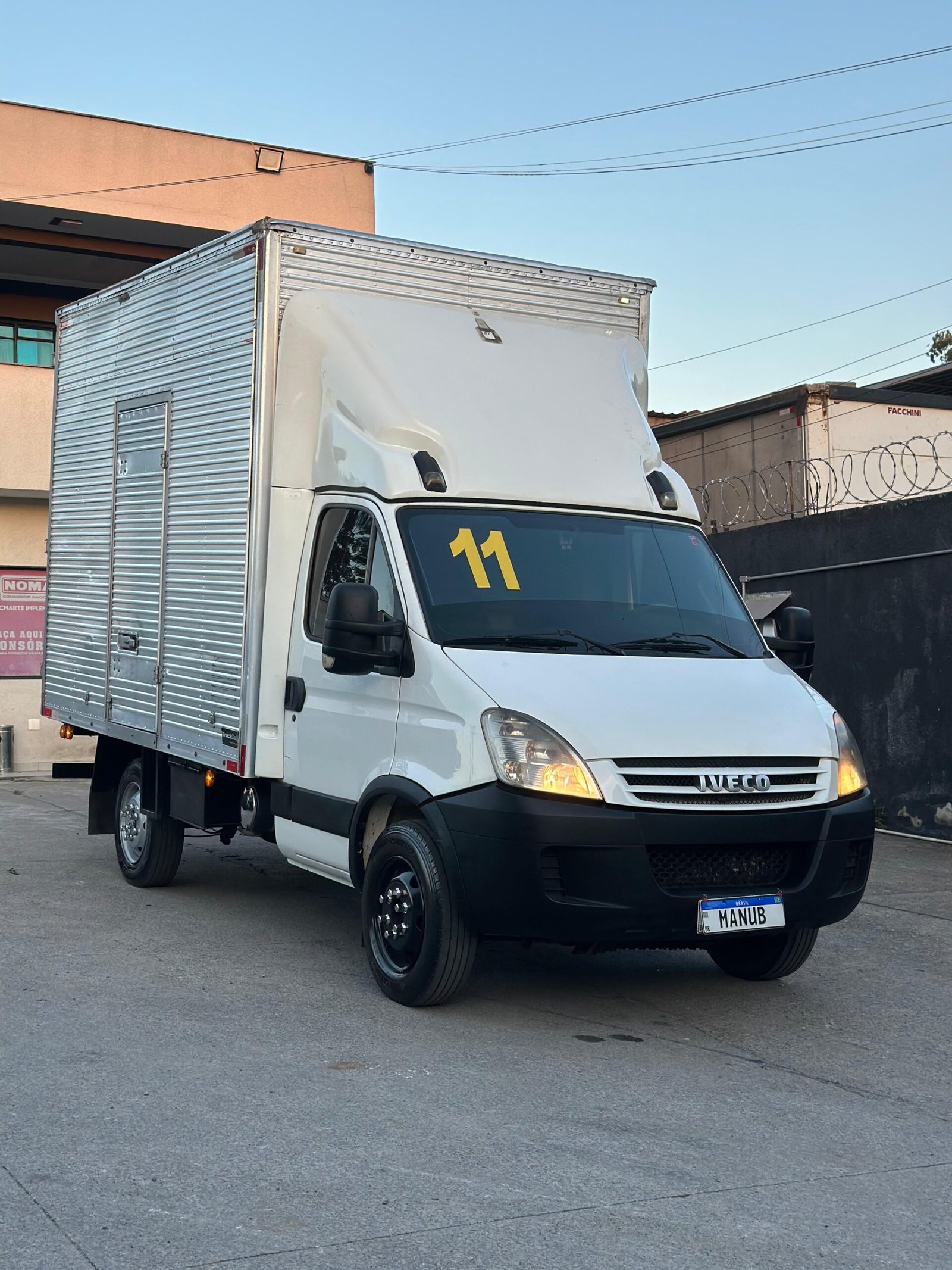 Iveco Daily 35S14 2011 Baú de 3.5M