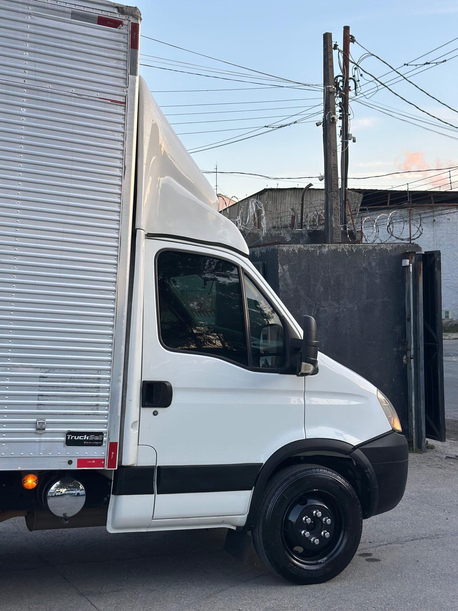 Iveco Daily 35S14 2011 Baú de 3.5M