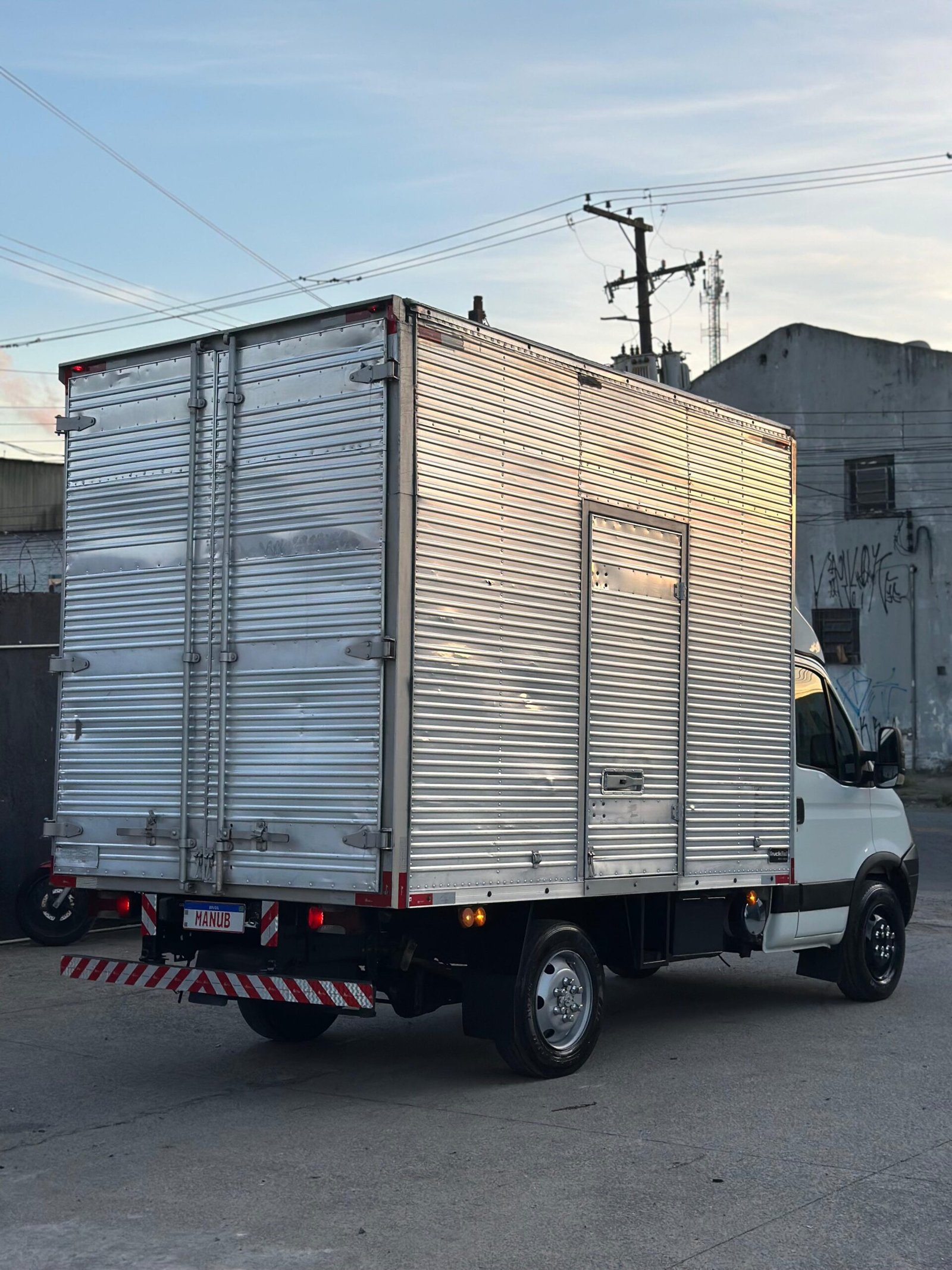 Iveco Daily 35S14 2011 Baú de 3.5M
