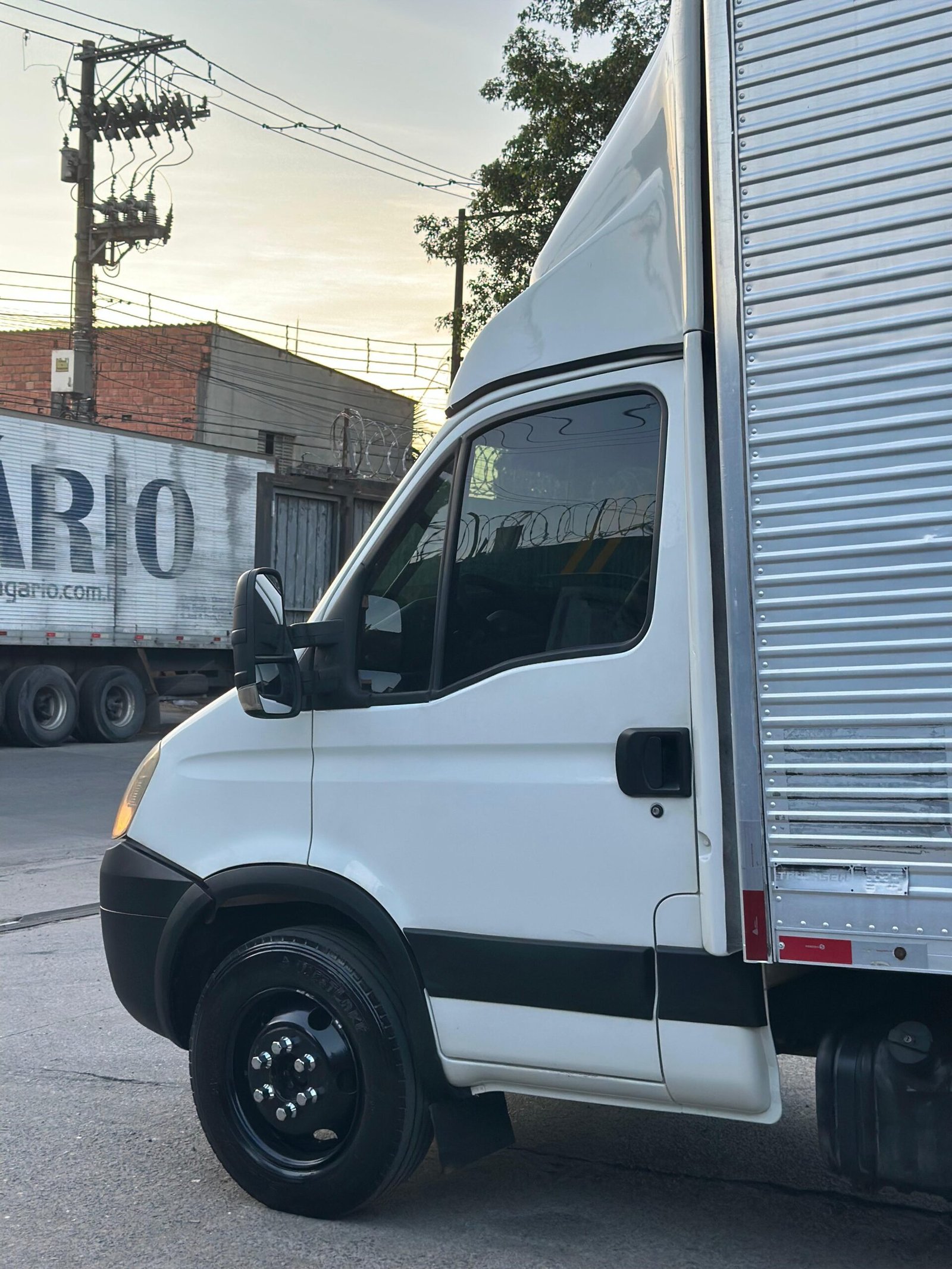 Iveco Daily 35S14 2011 Baú de 3.5M