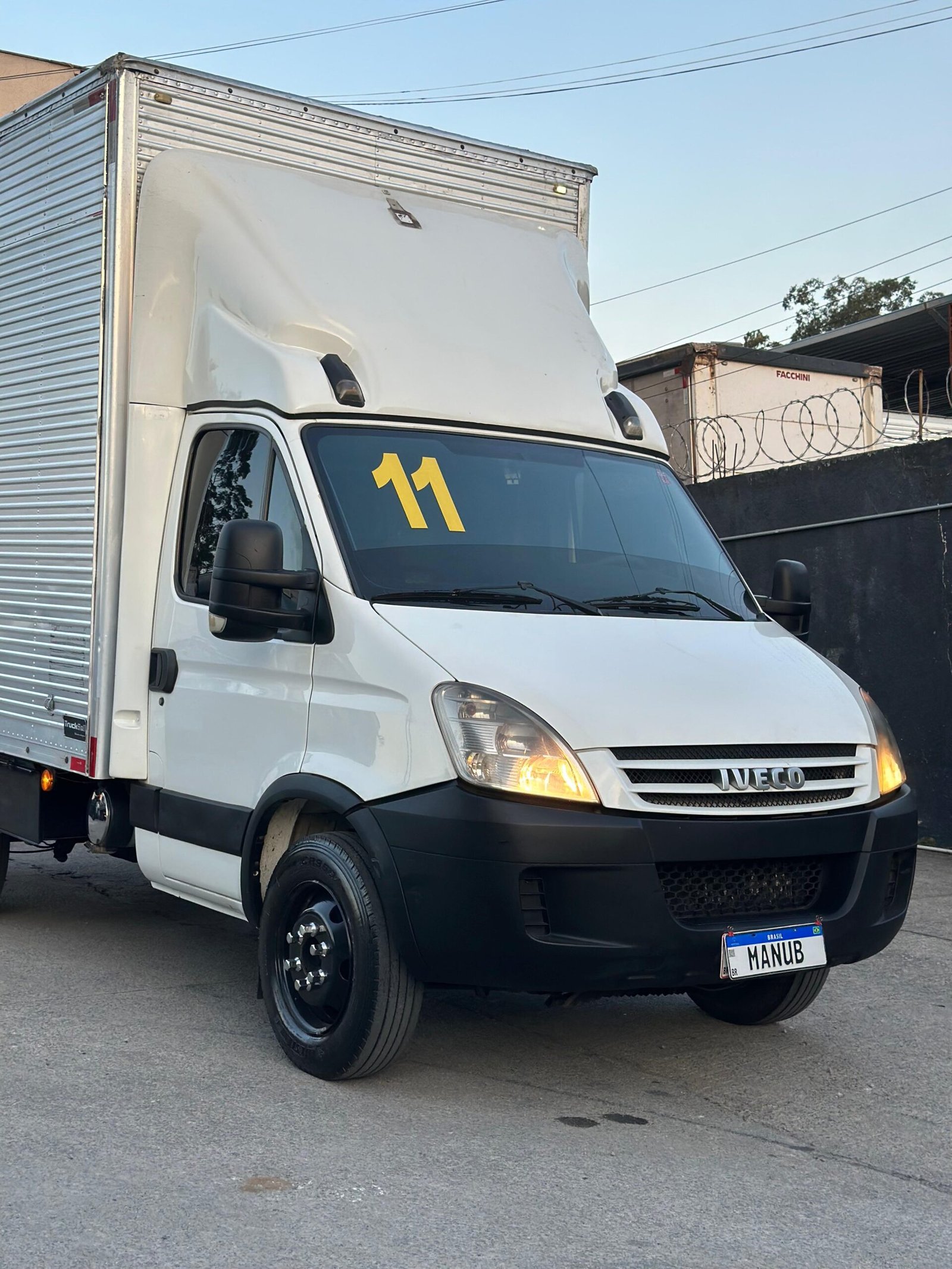 Iveco Daily 35S14 2011 Baú de 3.5M