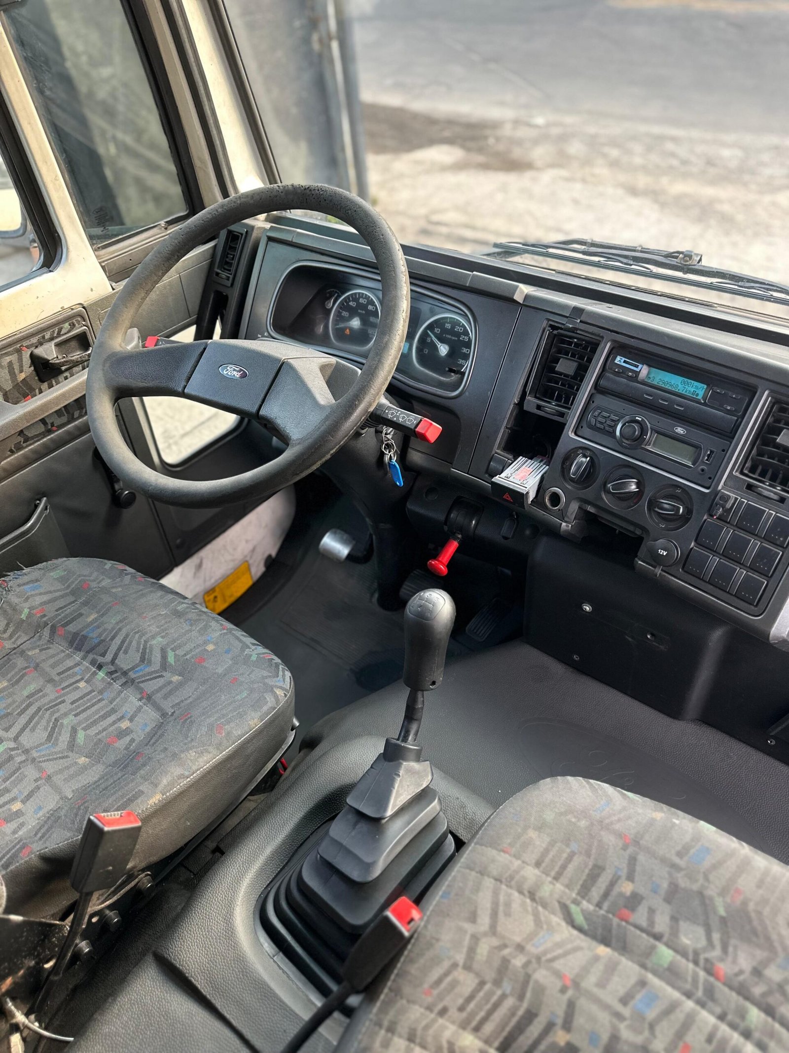 Ford Cargo 816S 4×2 2013 Baú 6,20M / Baixo Km