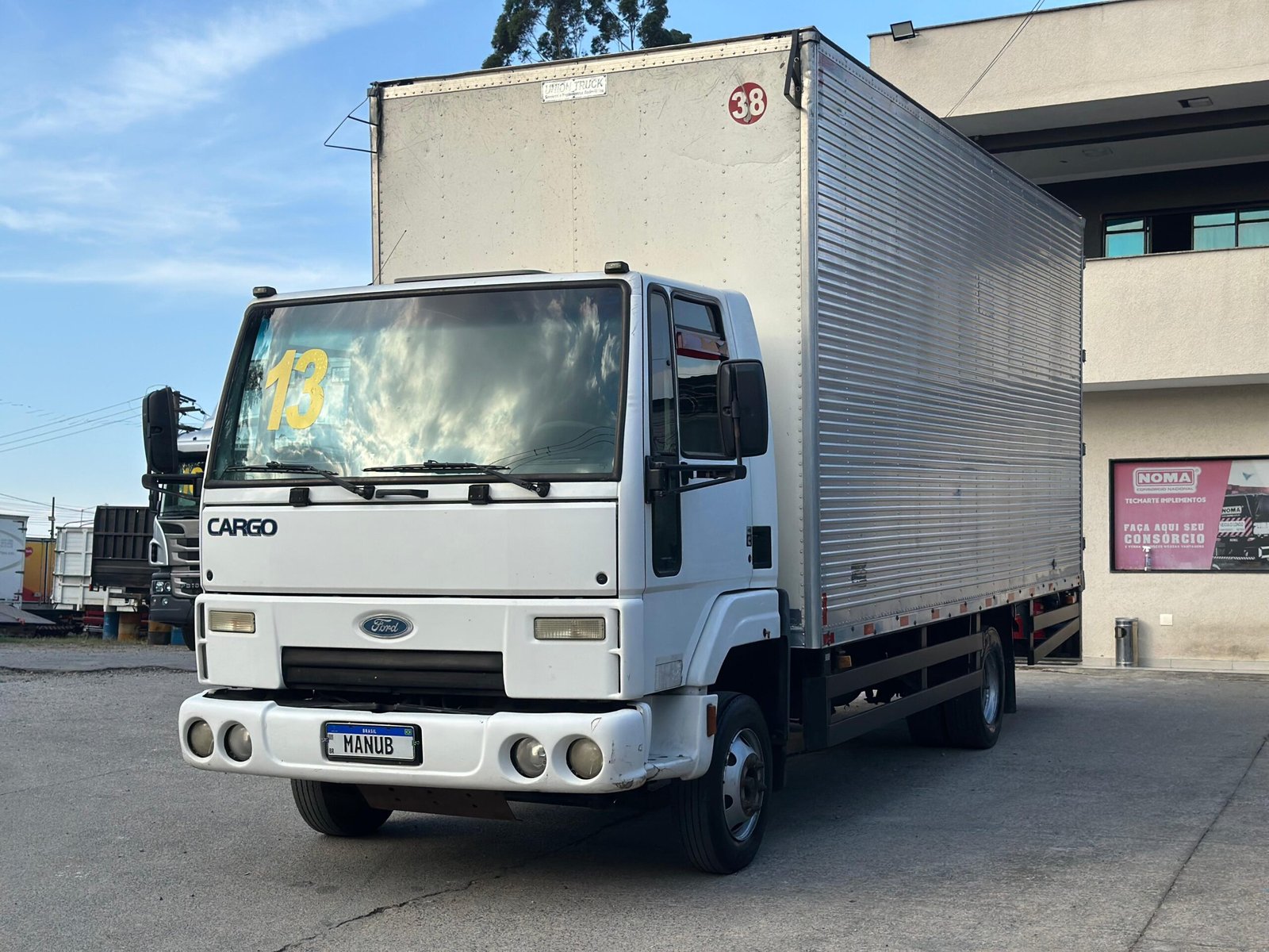 Ford Cargo 816S 4×2 2013 Baú 6,20M / Baixo Km