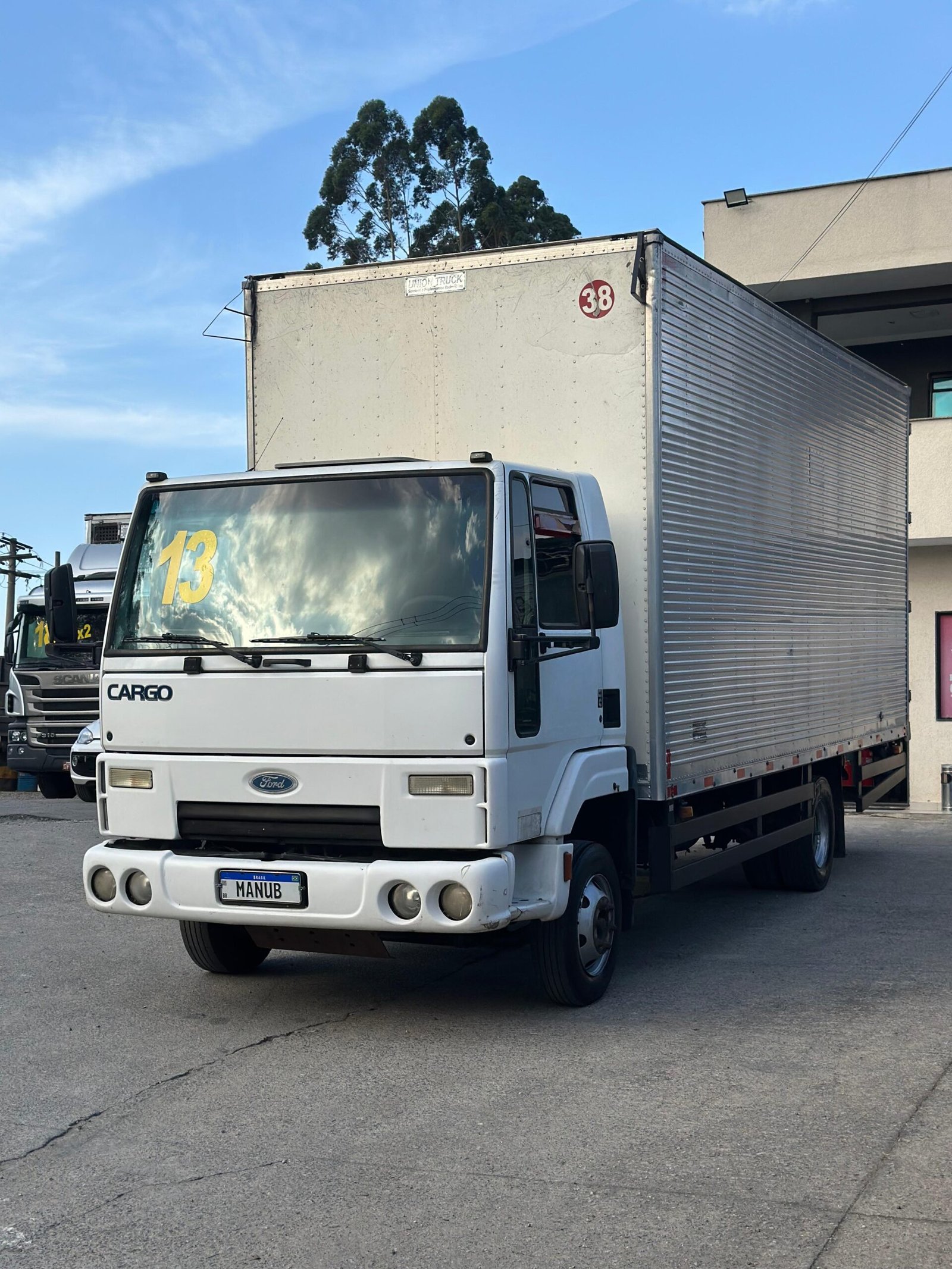 Ford Cargo 816S 4×2 2013 Baú 6,20M / Baixo Km