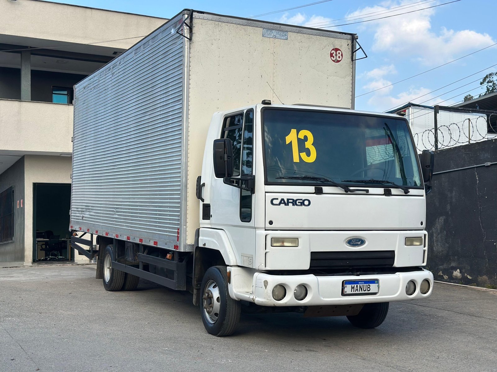 Ford Cargo 816S 4×2 2013 Baú 6,20M / Baixo Km