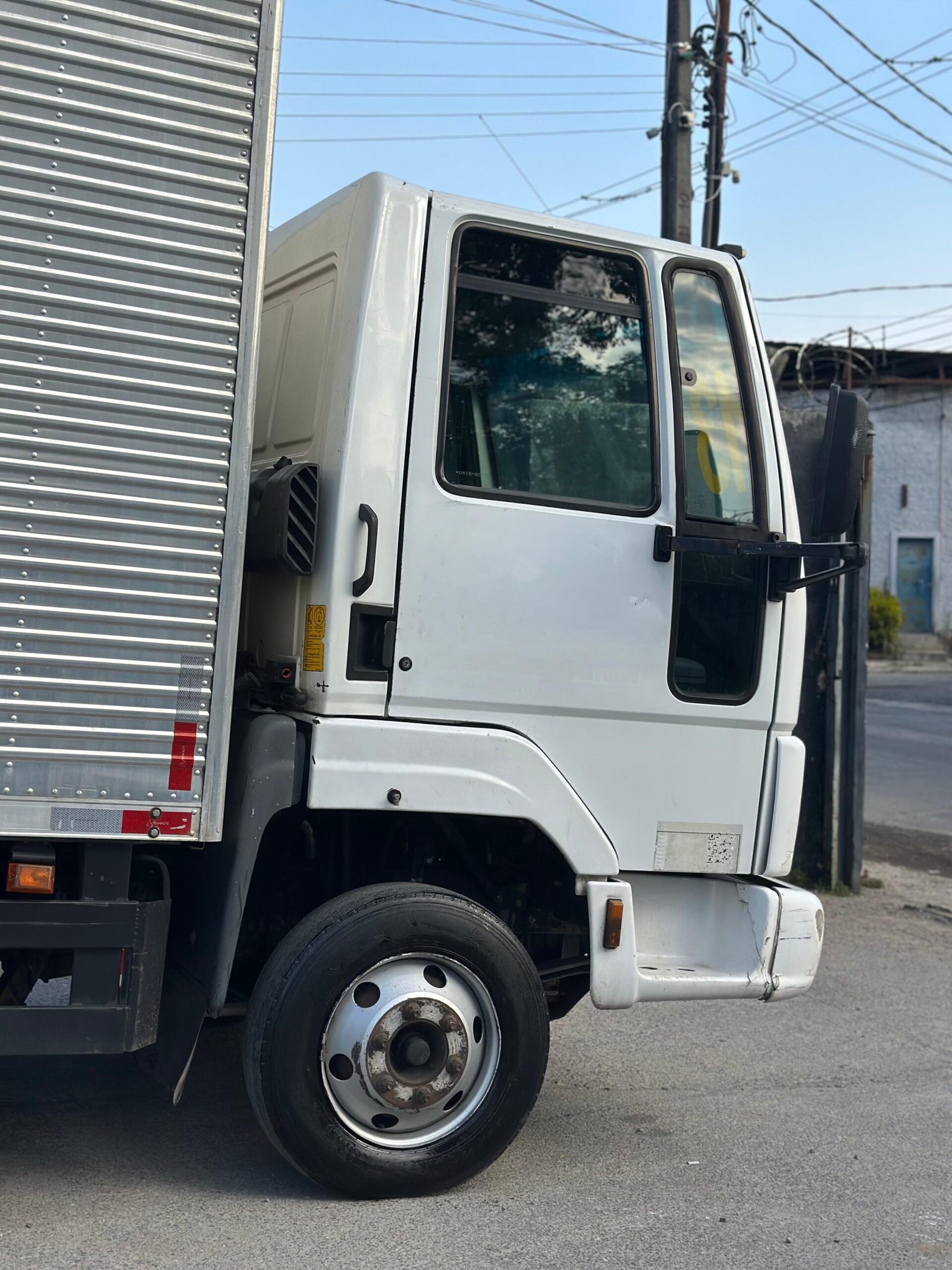 Ford Cargo 816S 4×2 2013 Baú 6,20M / Baixo Km