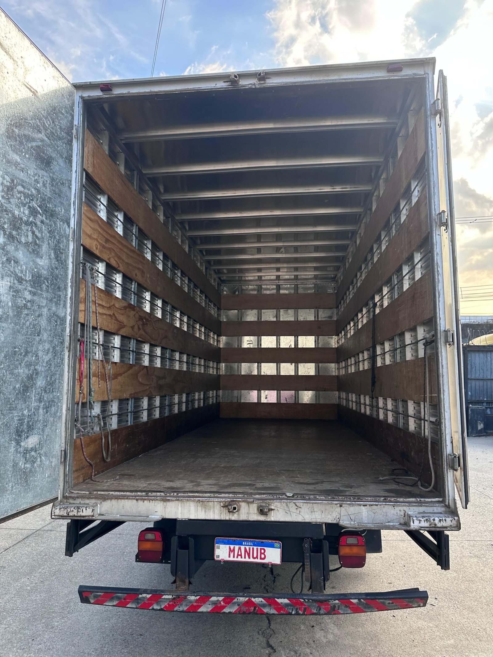 Ford Cargo 816S 4×2 2013 Baú 6,20M / Baixo Km