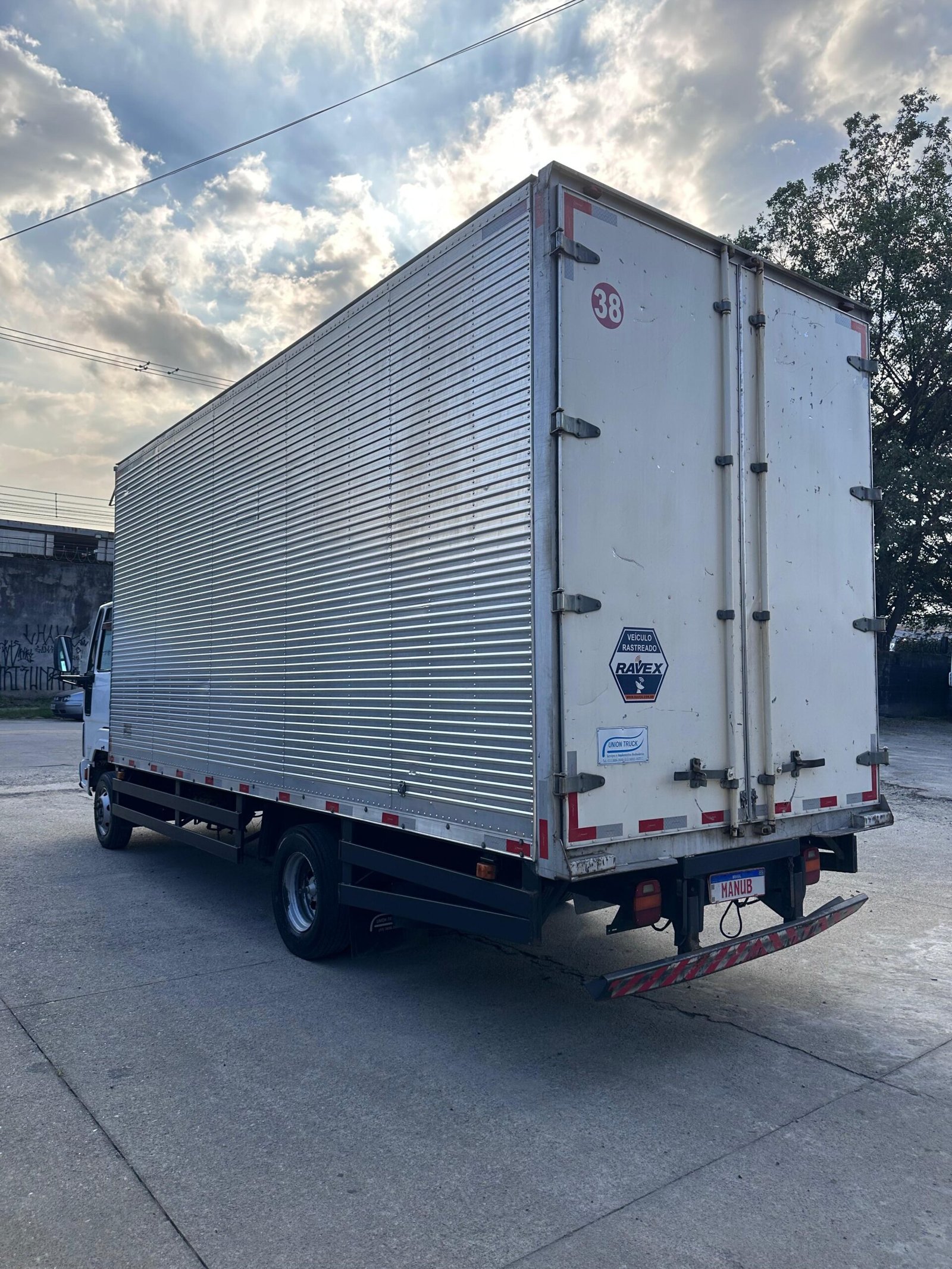 Ford Cargo 816S 4×2 2013 Baú 6,20M / Baixo Km