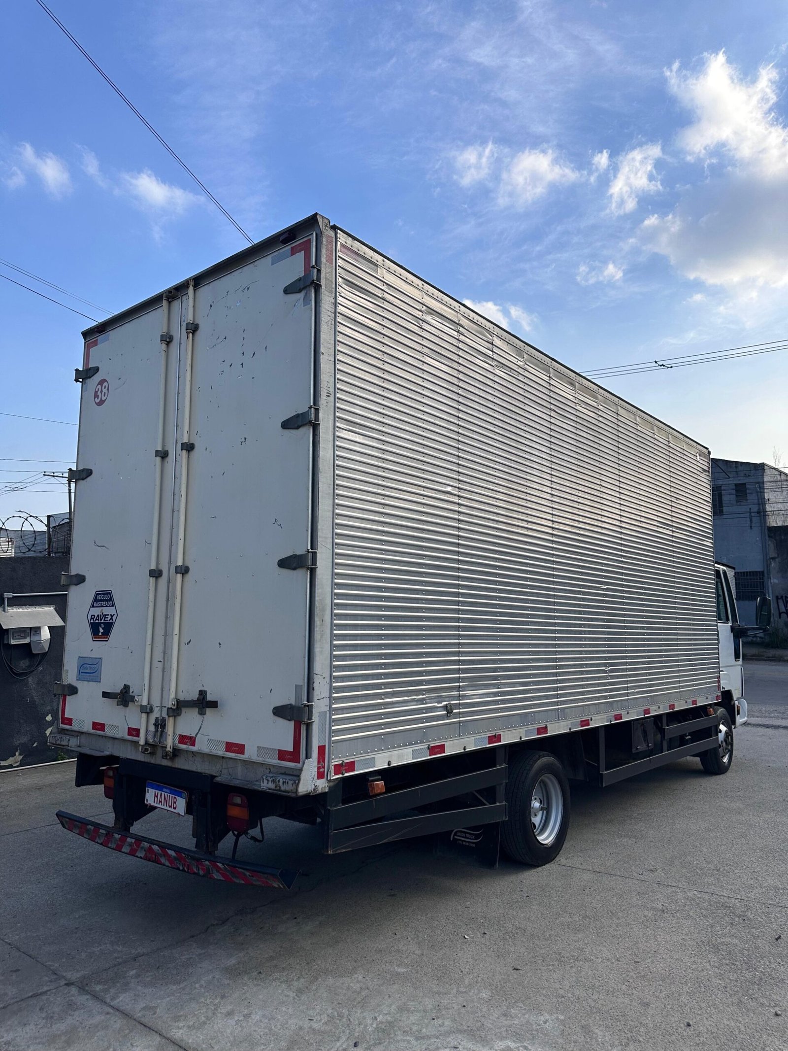 Ford Cargo 816S 4×2 2013 Baú 6,20M / Baixo Km