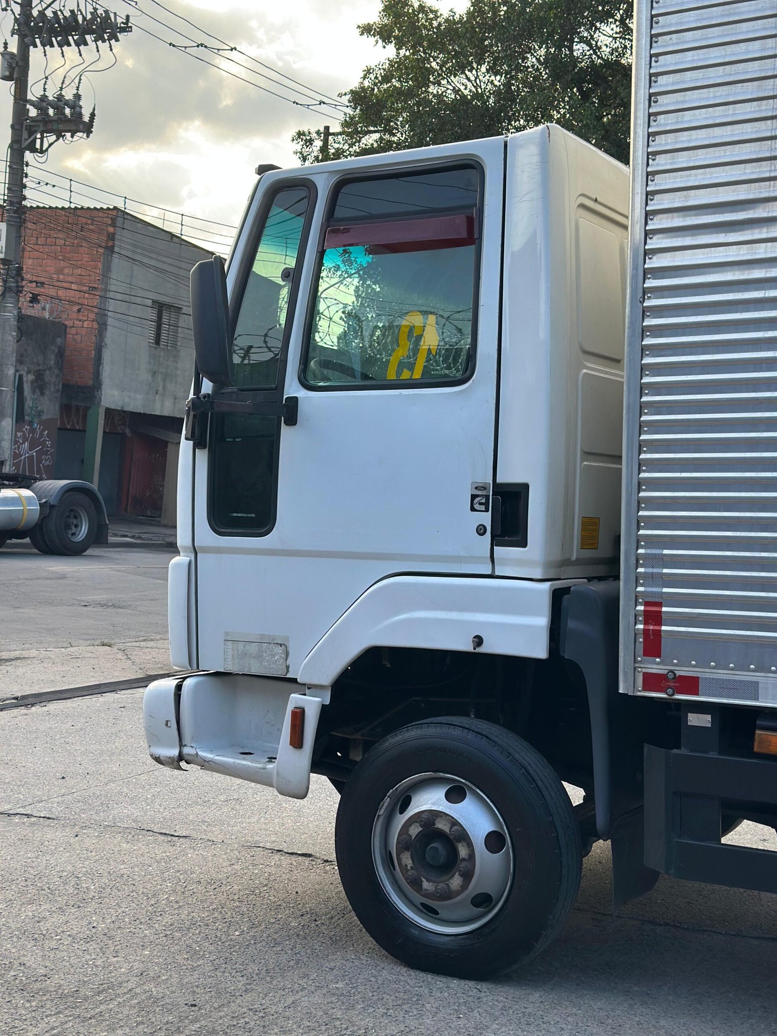 Ford Cargo 816S 4×2 2013 Baú 6,20M / Baixo Km